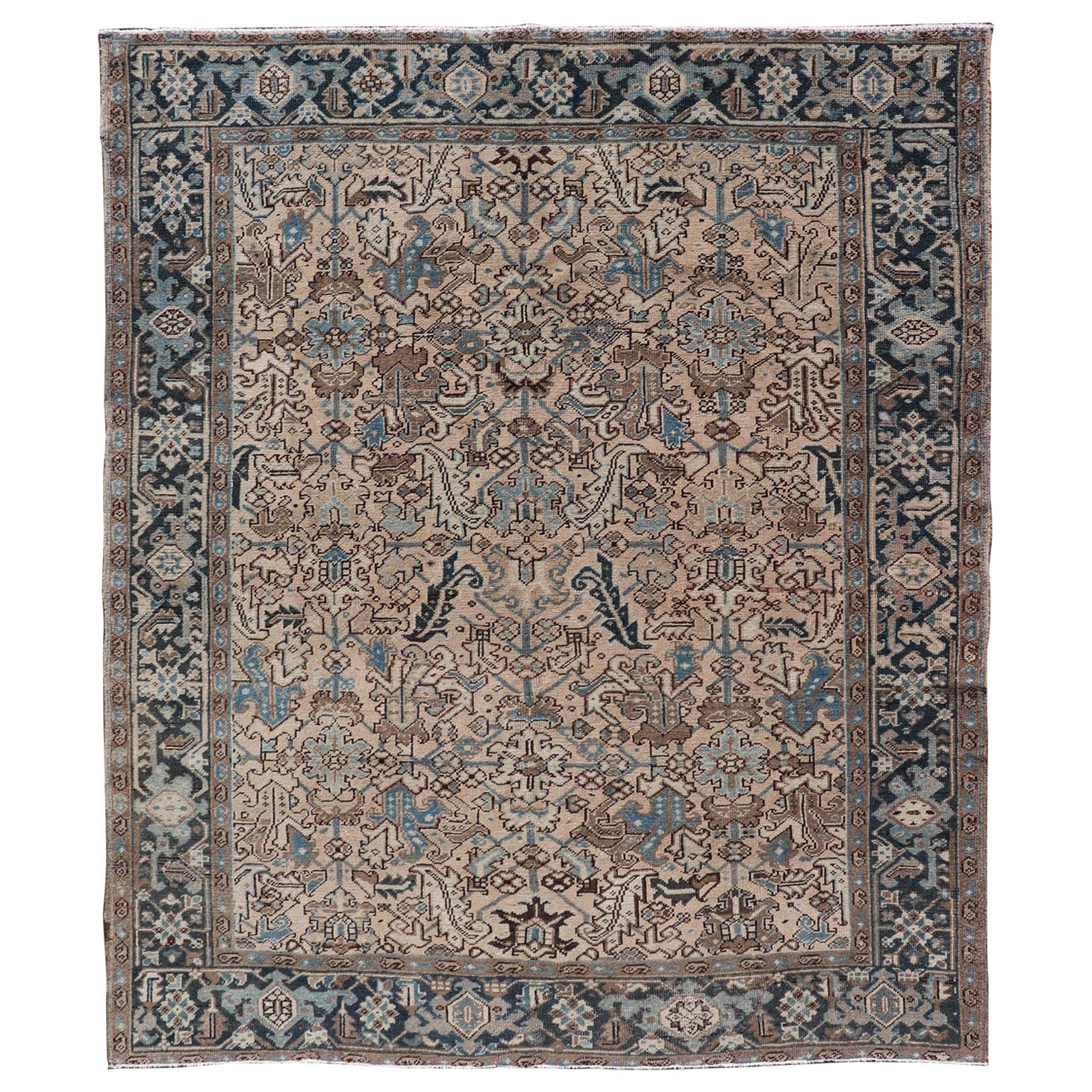Tappeto persiano Heriz di dimensioni quadrate con disegno sub floreale in marrone e blu. in vendita