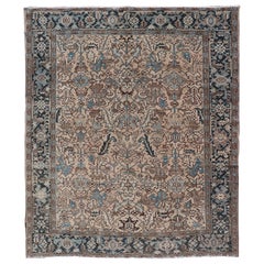 Tapis persan Heriz de taille carrée avec motifs floraux sur toute sa surface en brun et bleu