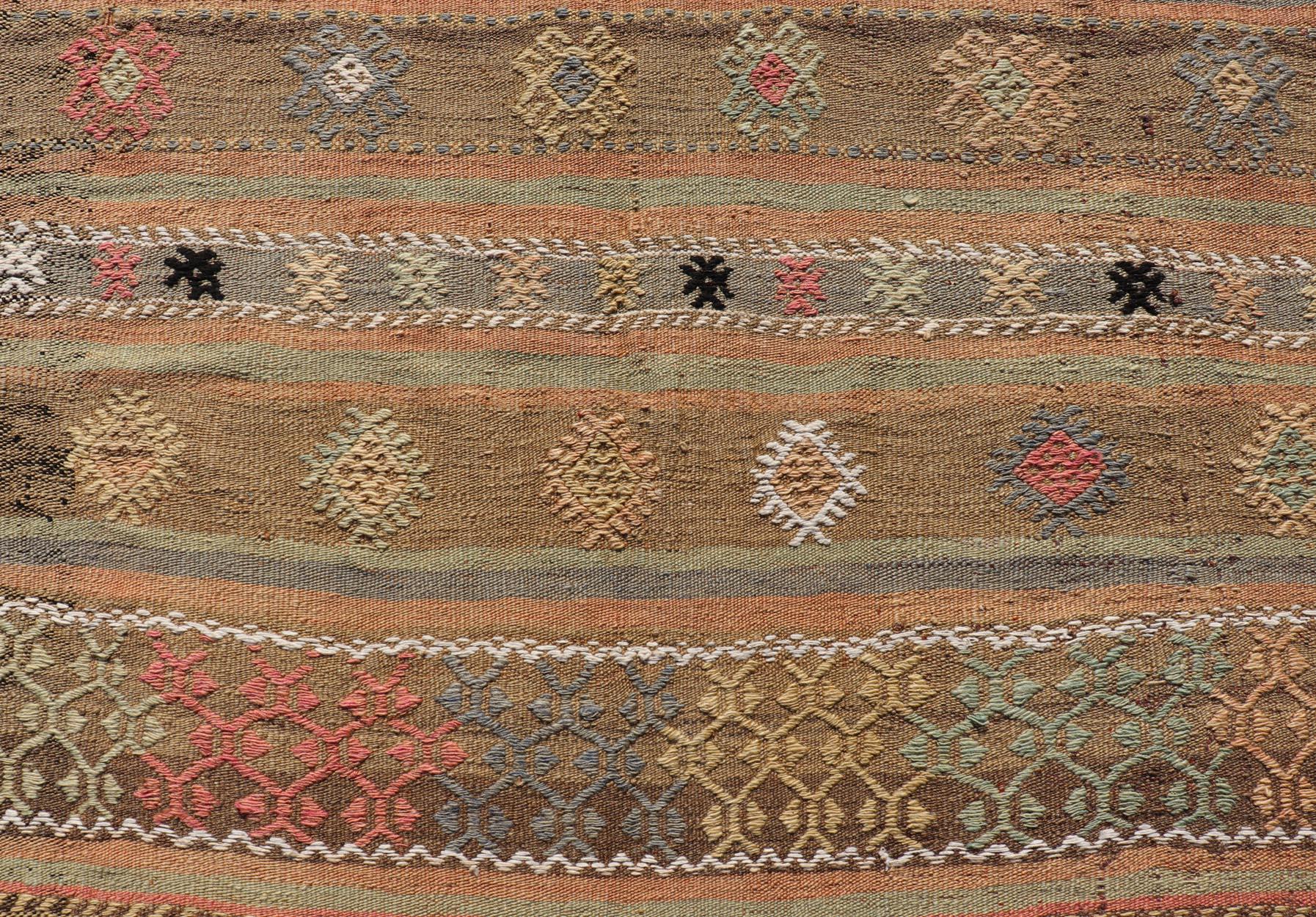 Square Size Turkish Vintage Embroidered Kilim Rug In Good Condition For Sale In Atlanta, GA
