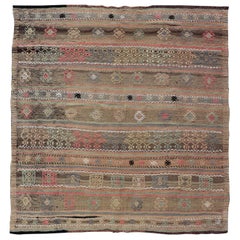 Tapis Kilim turc vintage brodé de taille carrée