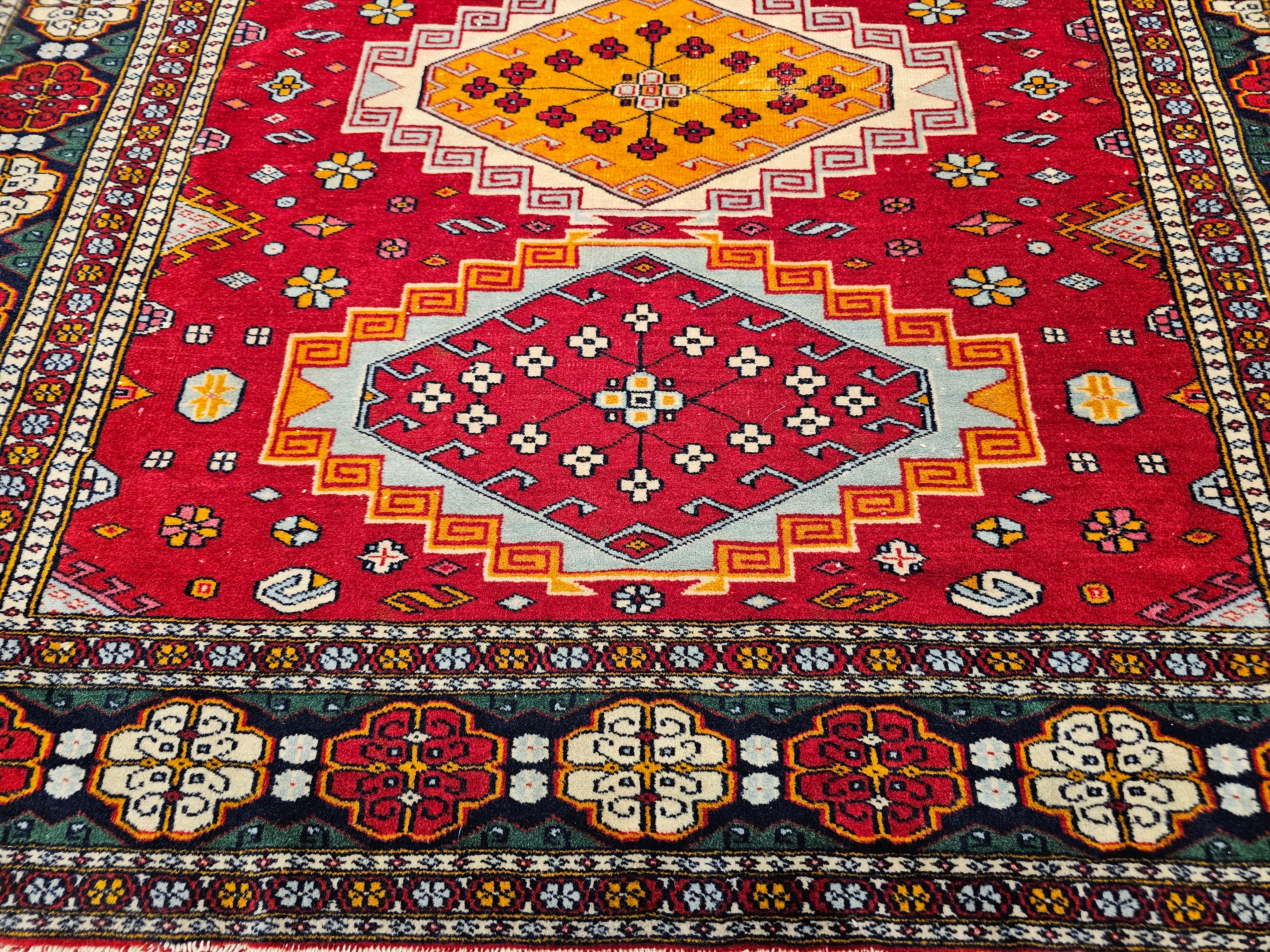Alfombra Tribal Persa Vintage Cuadrada siglo XX en venta