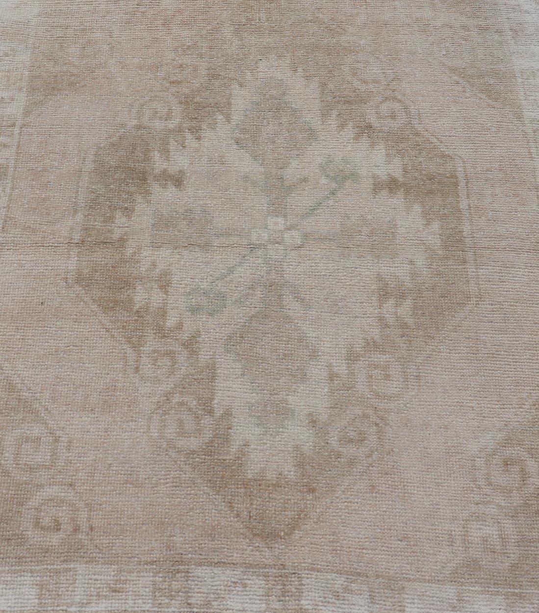  Dimensioni quadrate Tappeto Vintage By,  Dimensione quadrata Oushak piccolo  Tappeto    

     Misure: 2' 5