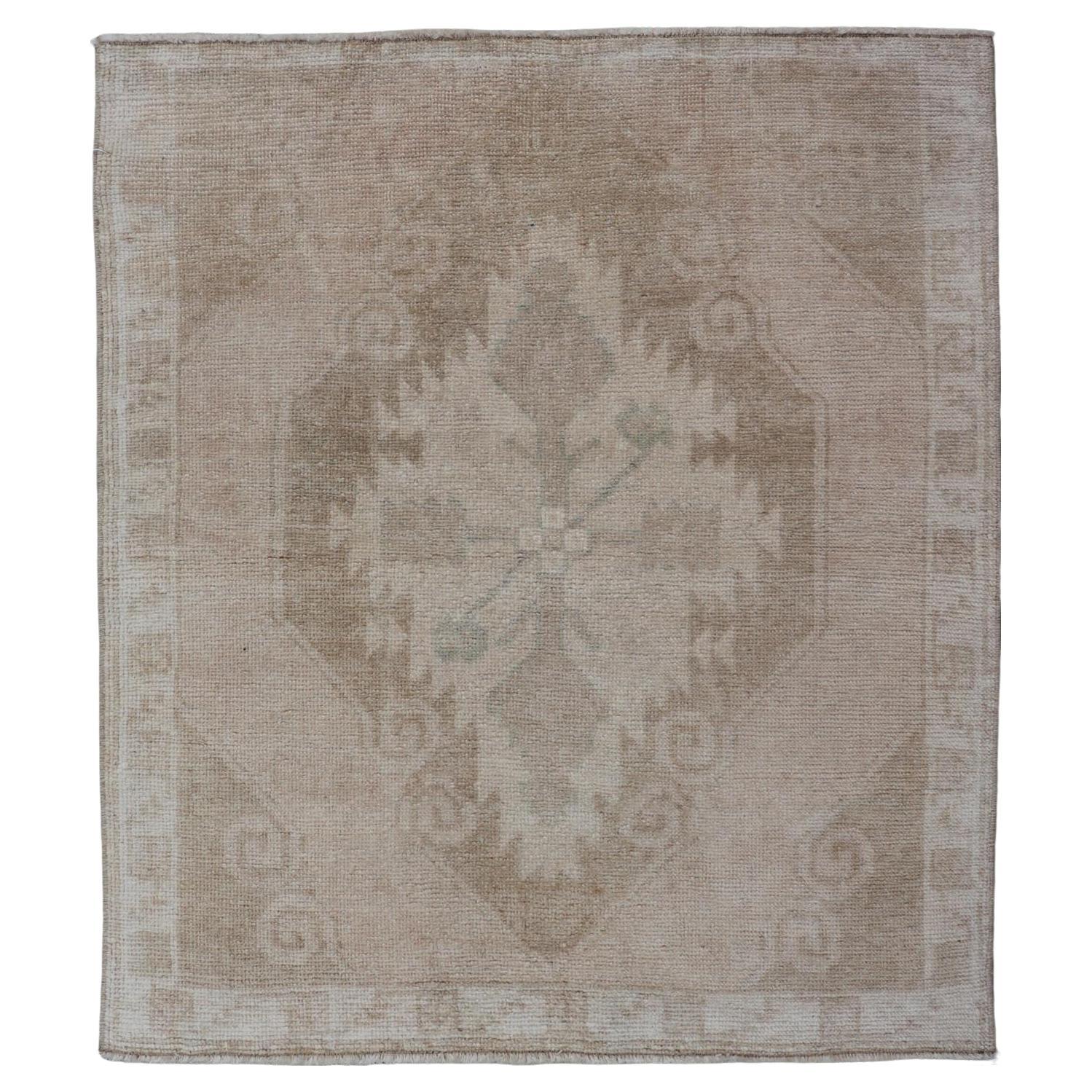 Tappeto piccolo Vintage By di dimensioni quadrate   2' 5" X 2' 10" in vendita