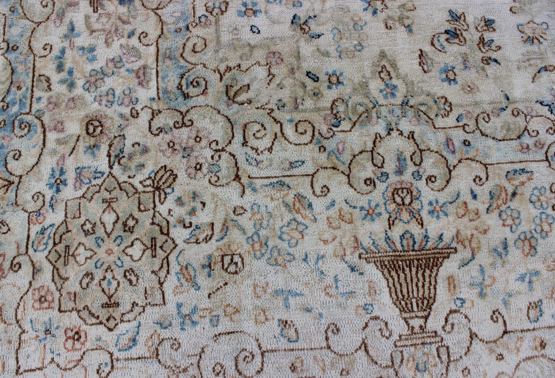 Quadratischer antiker persischer Kerman-Teppich mit Blumen im Angebot 3