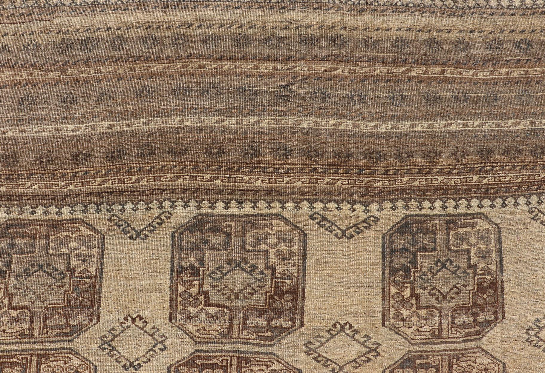 Tapis carré Turkomen Ersari noué à la main en laine avec motif de Gul répétitif en vente 1