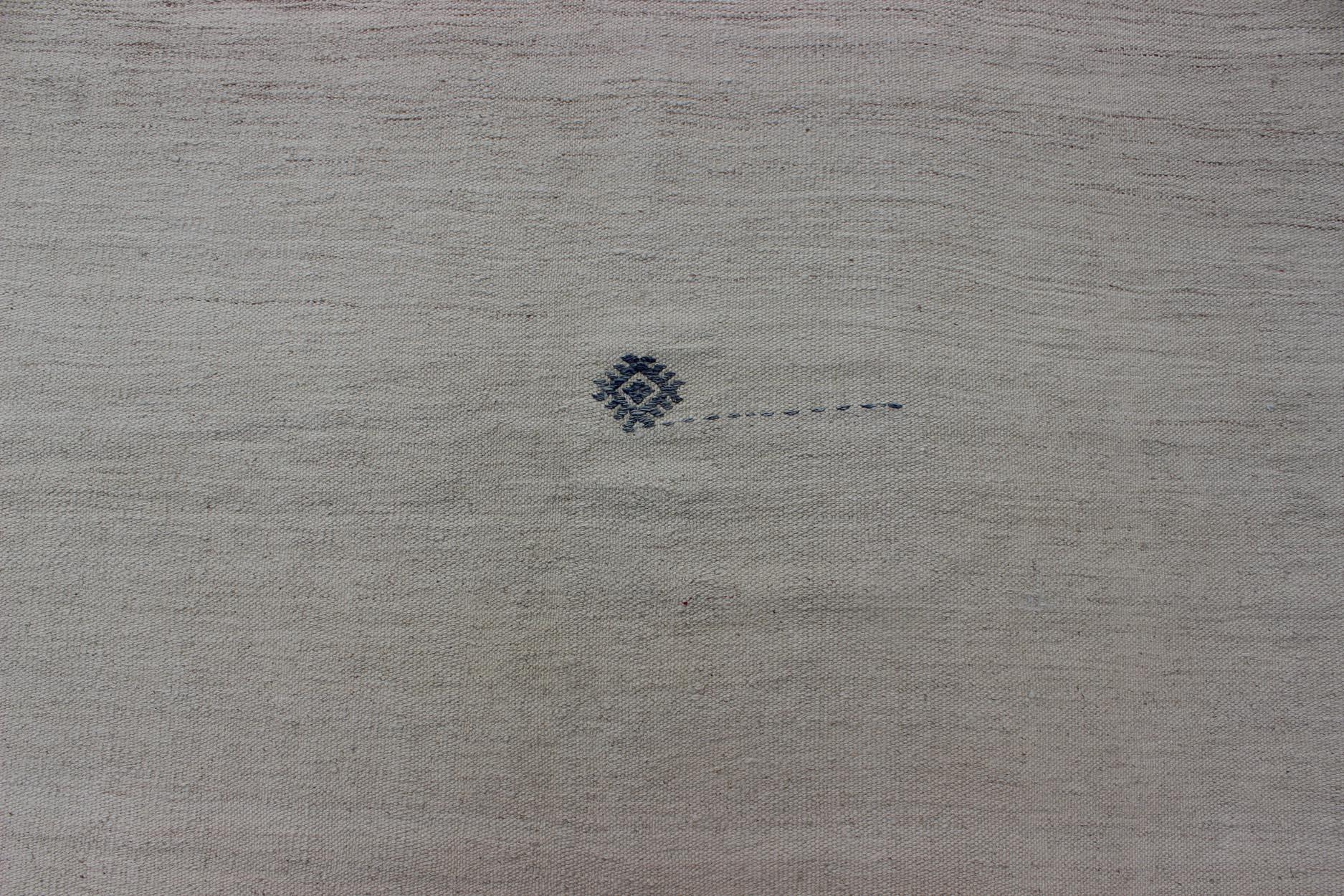 Square-Sized Large Midcentury Turkish Kilim Rug with Subtle Variegated Cream For Sale 4