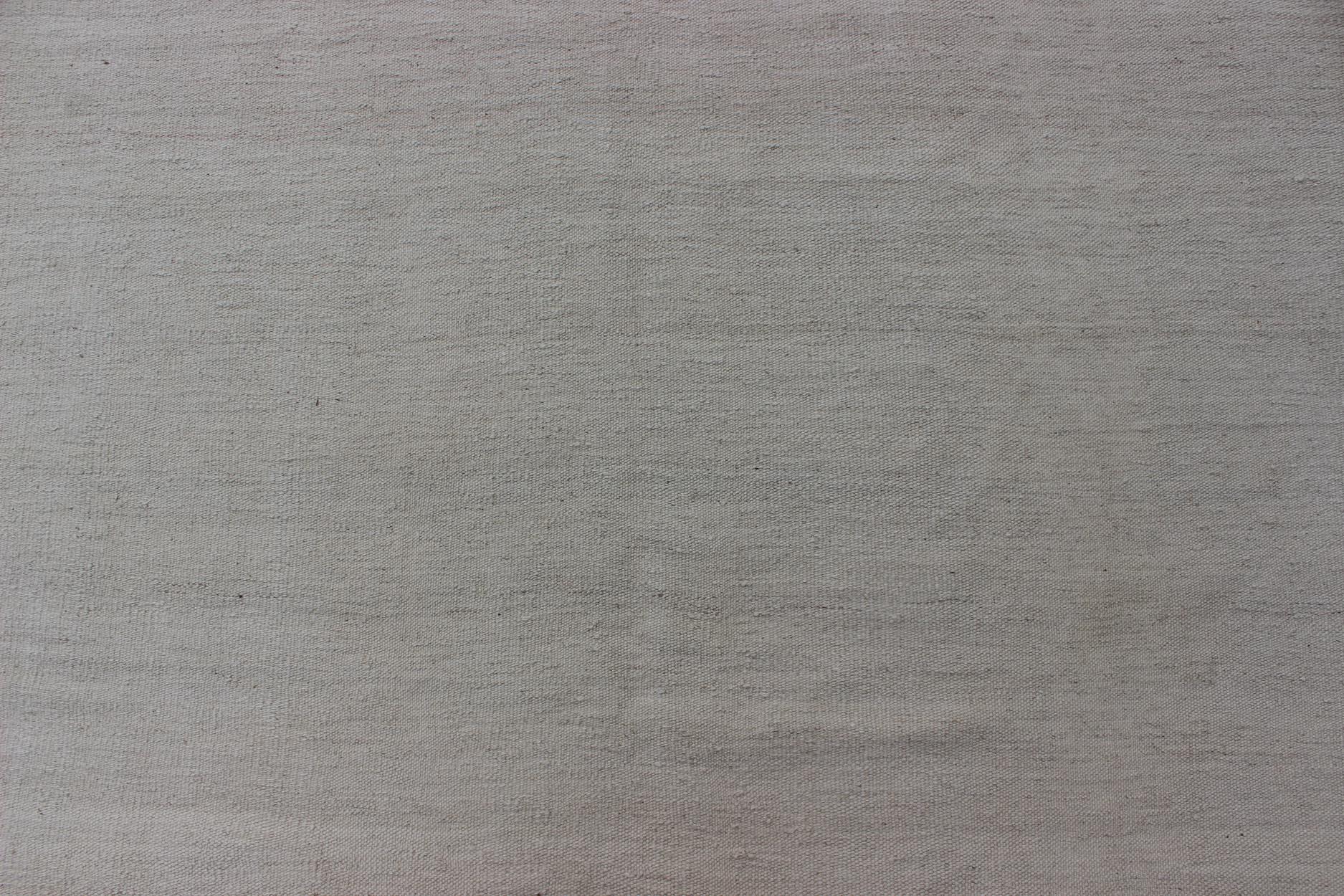 Square-Sized Large Midcentury Turkish Kilim Rug with Subtle Variegated Cream For Sale 3