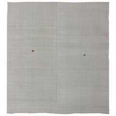 Quadratischer, großer, türkischer Kelim-Teppich aus der Mitte des Jahrhunderts in Creme mit subtilen, variierten Details