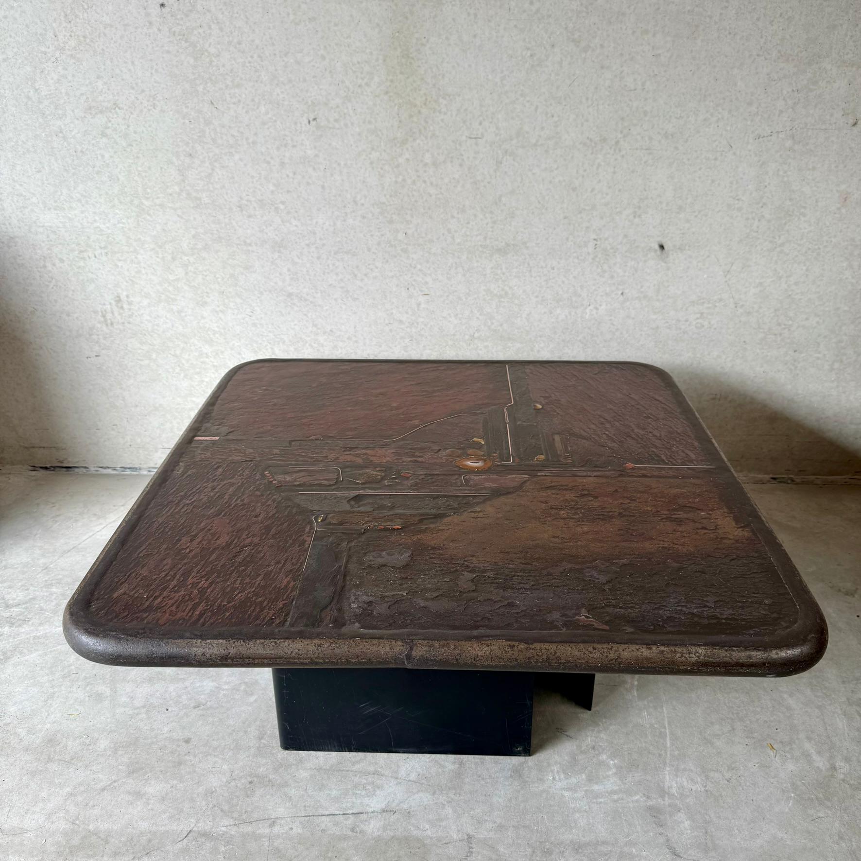 Brutalistischer Couchtisch, entworfen und hergestellt von Paul Kingma †, Niederlande 1990.

Wir präsentieren den Brutalist Round Coffee Table des bekannten Bildhauers Paul Kingma, der 1990 in den Niederlanden hergestellt wurde. Dieses kultige Stück