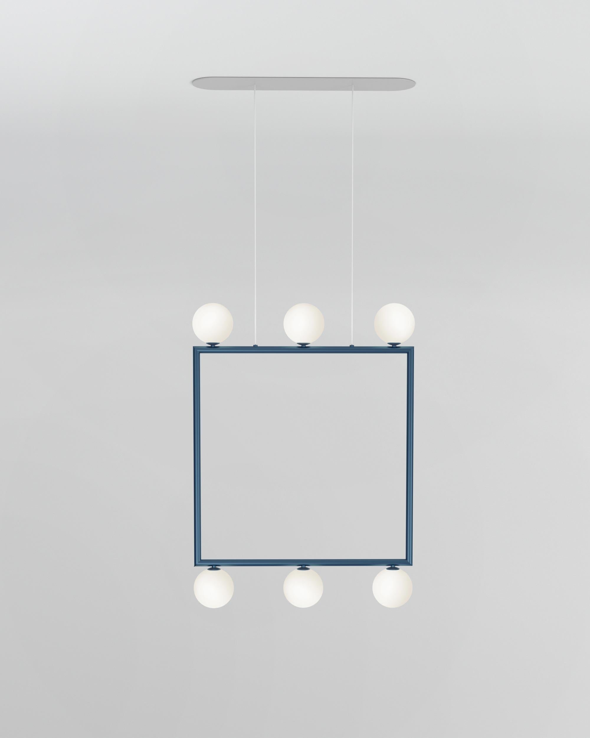 Lampada a sospensione quadrata a piccoli globi di Atelier Ati
Dimensioni: P 9 x L 50 x H 68 cm.
Materiali: metallo verniciato a polvere, vetro bianco.

Disponibile con globi piccoli o grandi.
Disponibile in ottone, nero, bianco, colore o nichel.
