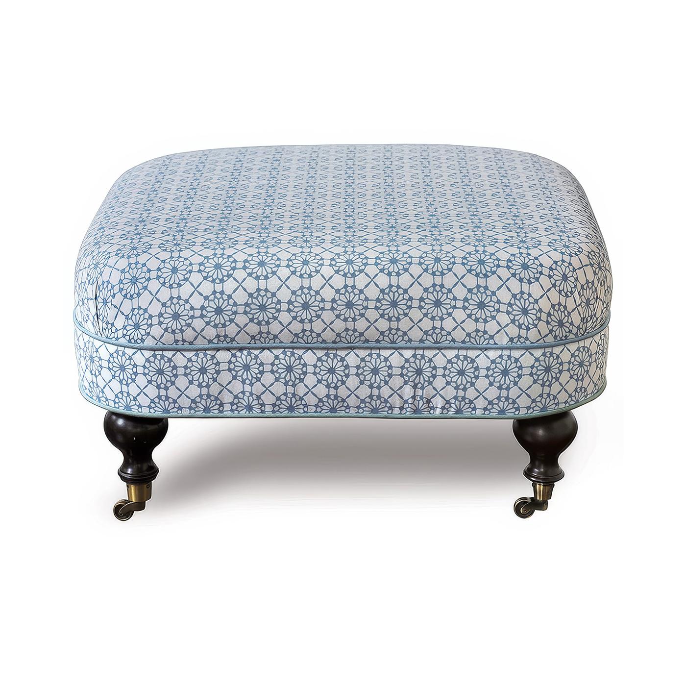 Realizzato negli Stati Uniti da maestri tappezzieri, questo pouf è spesso imbottito e rivestito in tessuto a motivi geometrici, con una delicata finitura a piccoli filetti per una maggiore eleganza. La schiuma ad alta densità garantisce una lunga