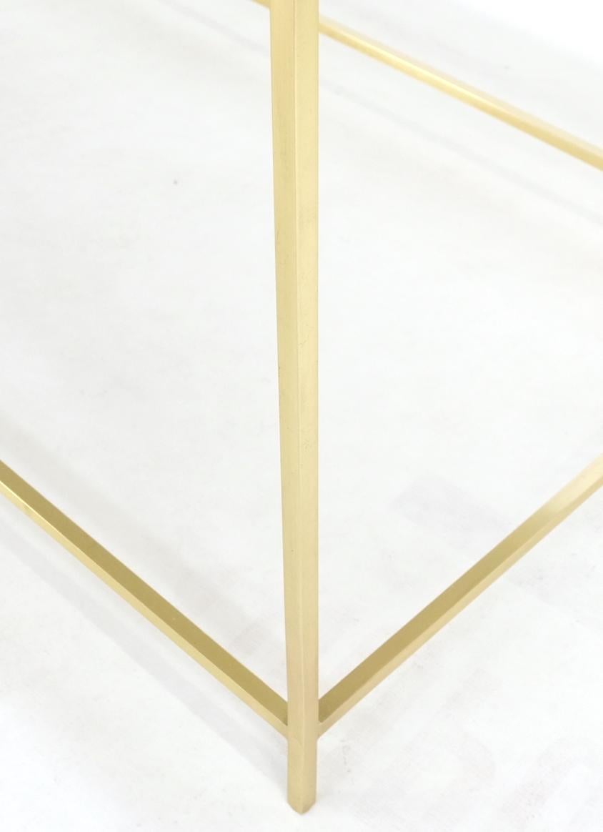 20ième siècle Table d'appoint carrée en laiton massif à base de bar et plateau rectangulaire en verre fumé en vente