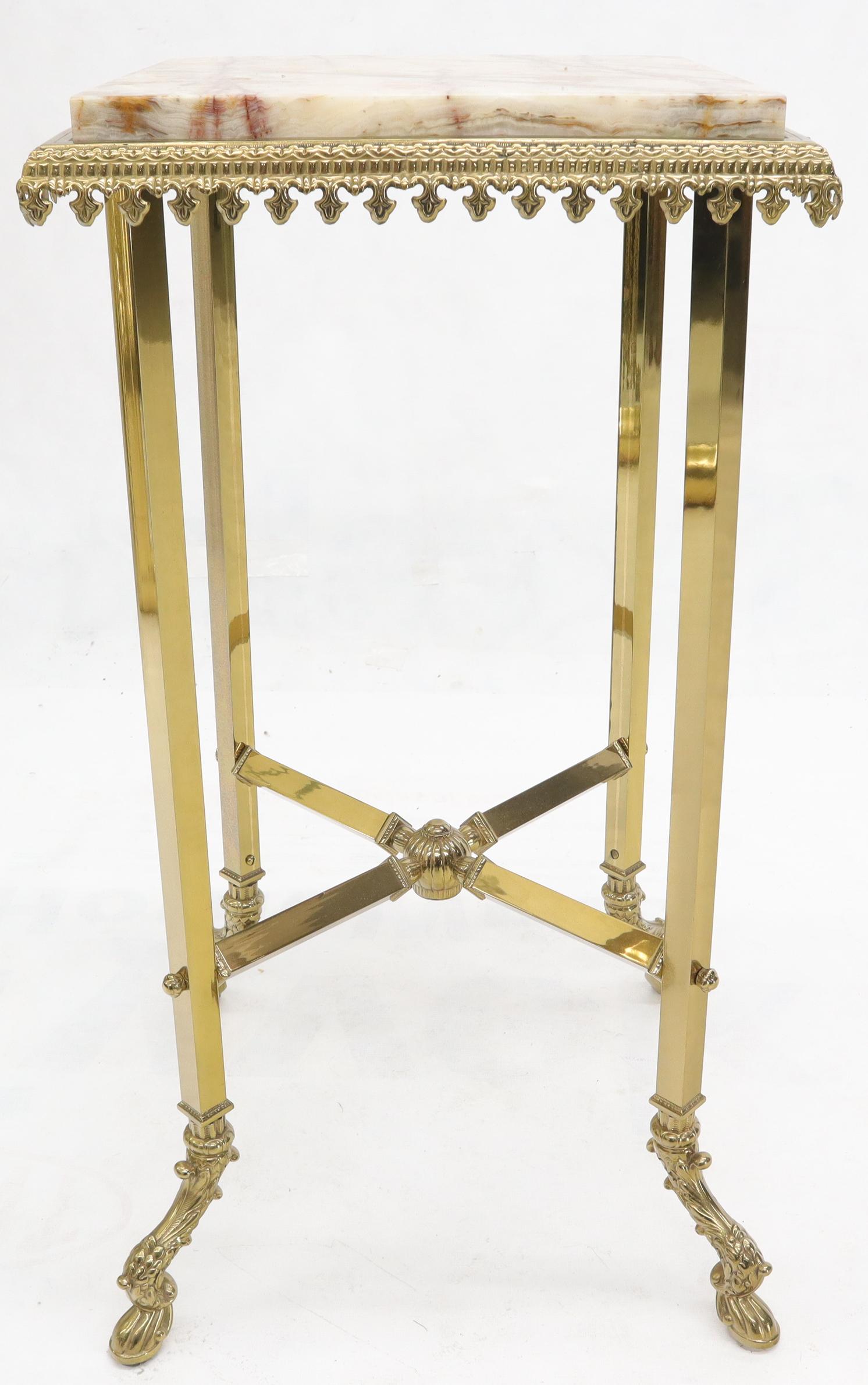 Américain Support carré en laiton massif et marbre onyx, pieds de piédestal en forme de sabot et fleuron en X en vente