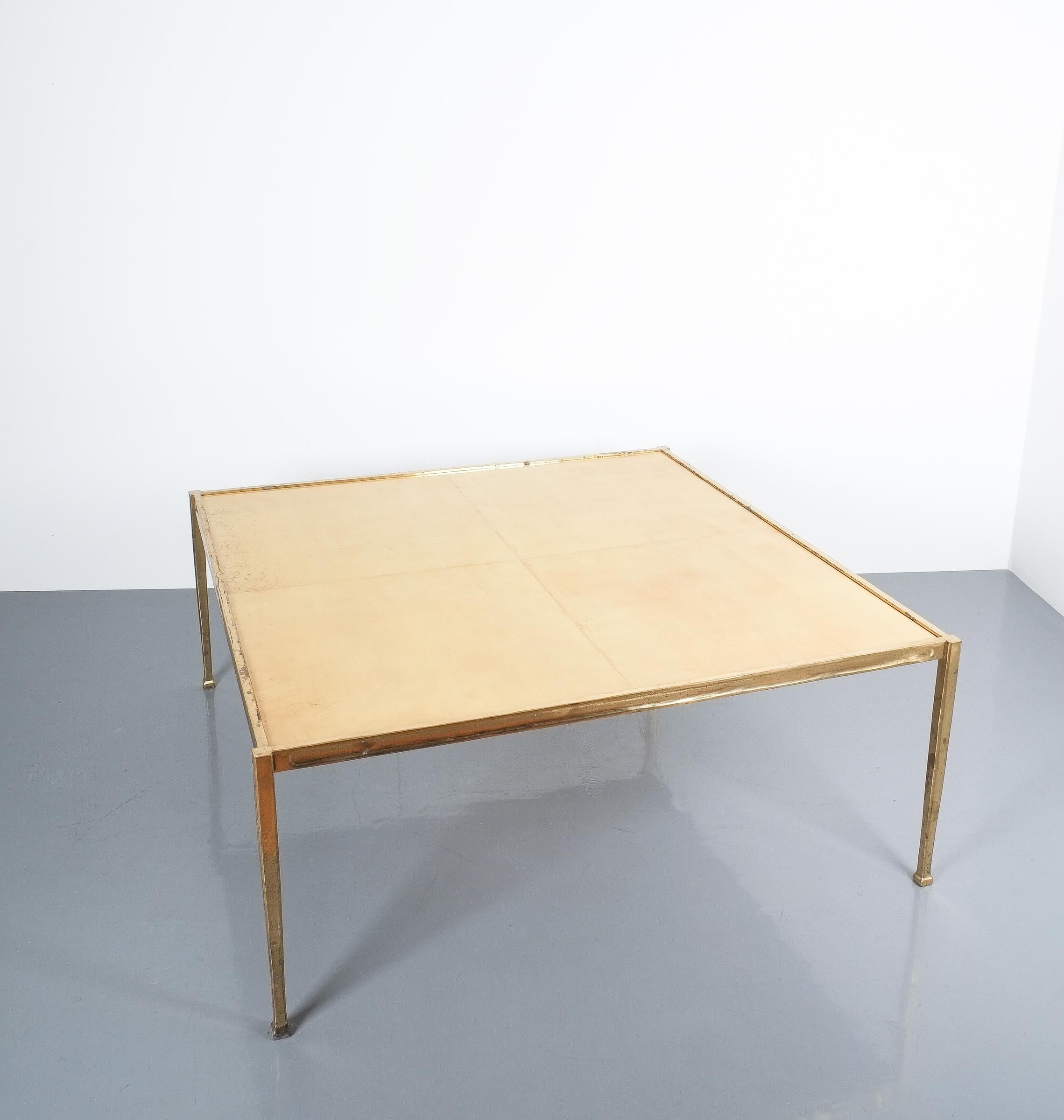 Quadratischer Couchtisch aus massivem Messing mit Pergament, Frankreich, 1965 im Angebot 1