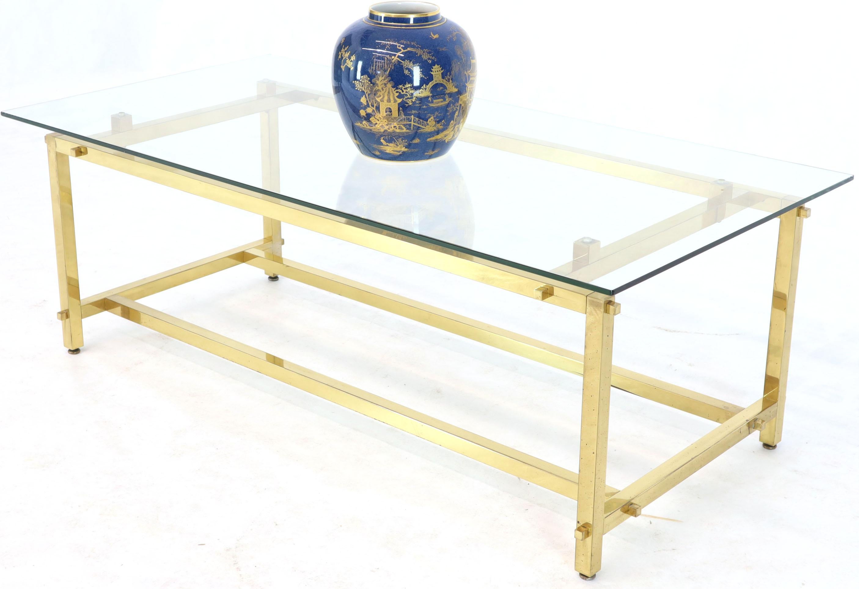 Table basse carrée rectangulaire à profil en laiton massif et base architecturale en vente 2