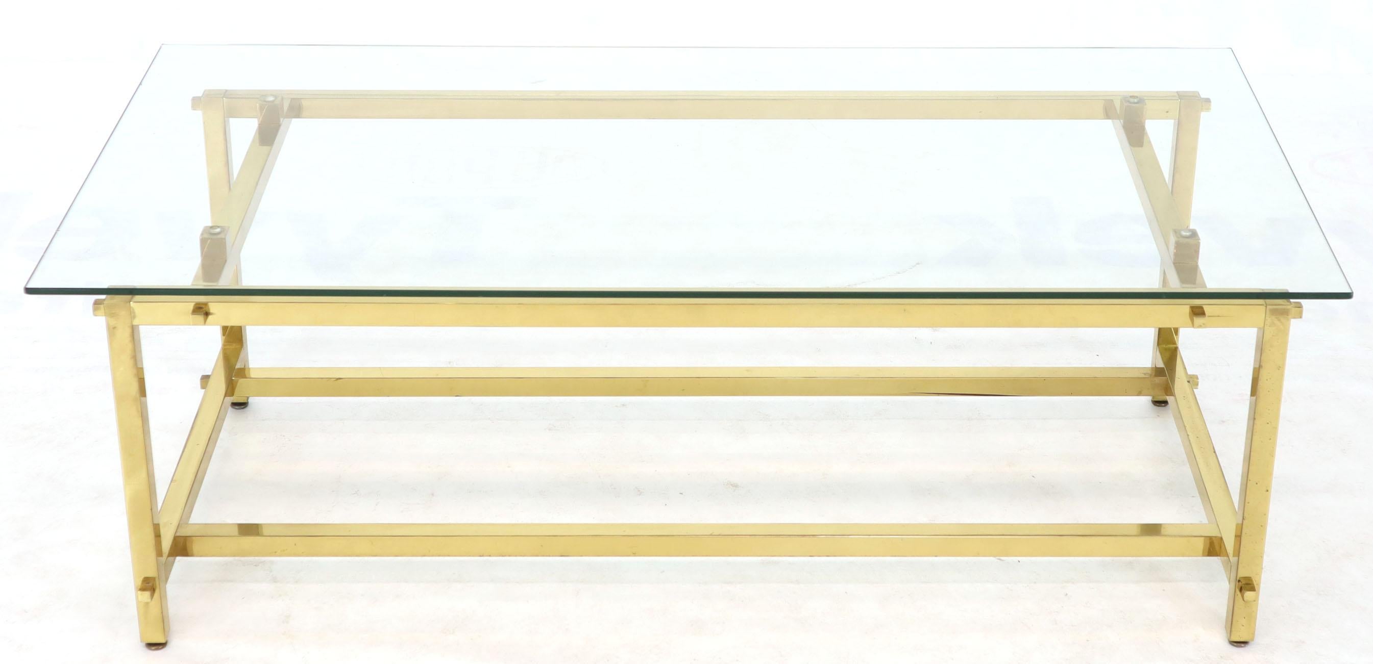 Mid-Century Modern Table basse carrée rectangulaire à profil en laiton massif et base architecturale en vente