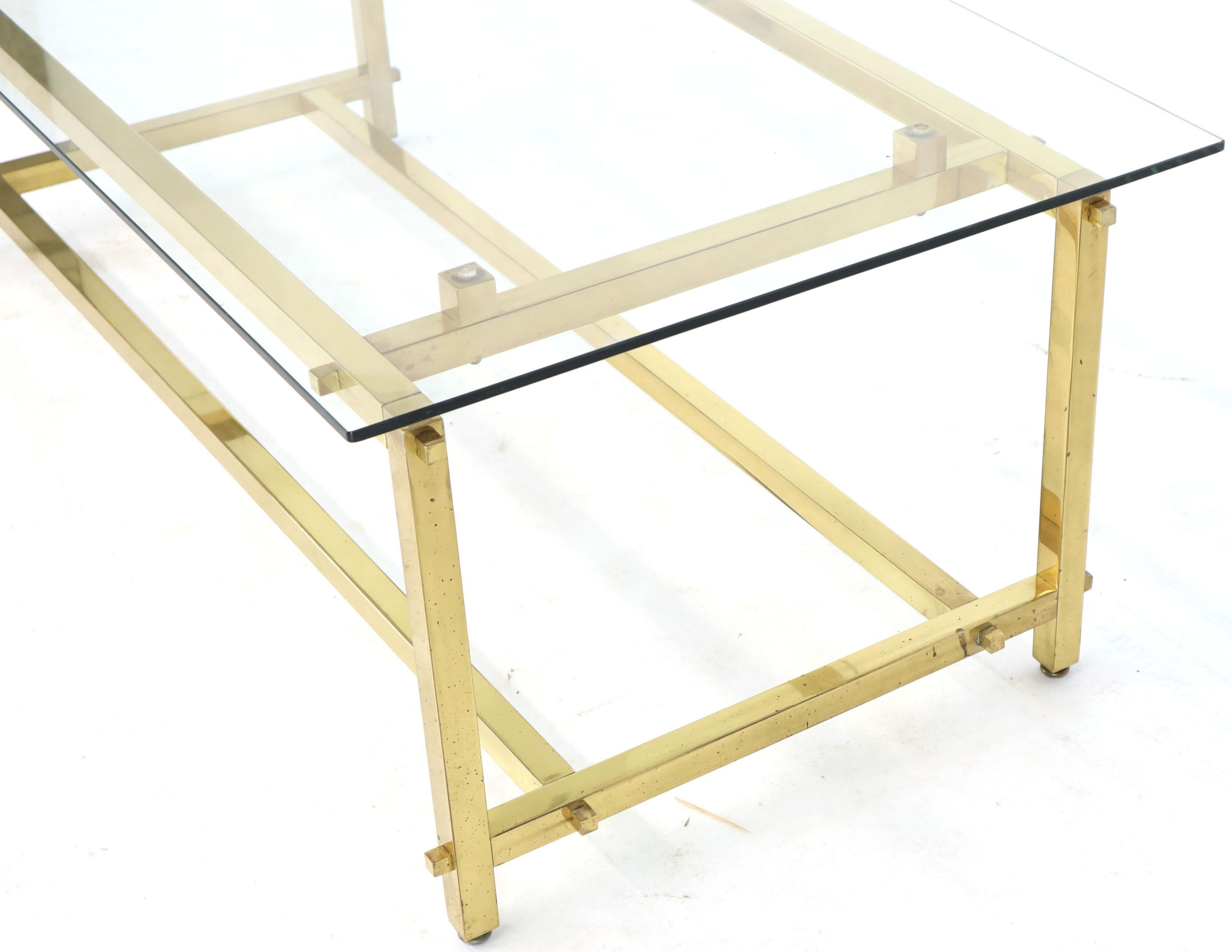 20ième siècle Table basse carrée rectangulaire à profil en laiton massif et base architecturale en vente