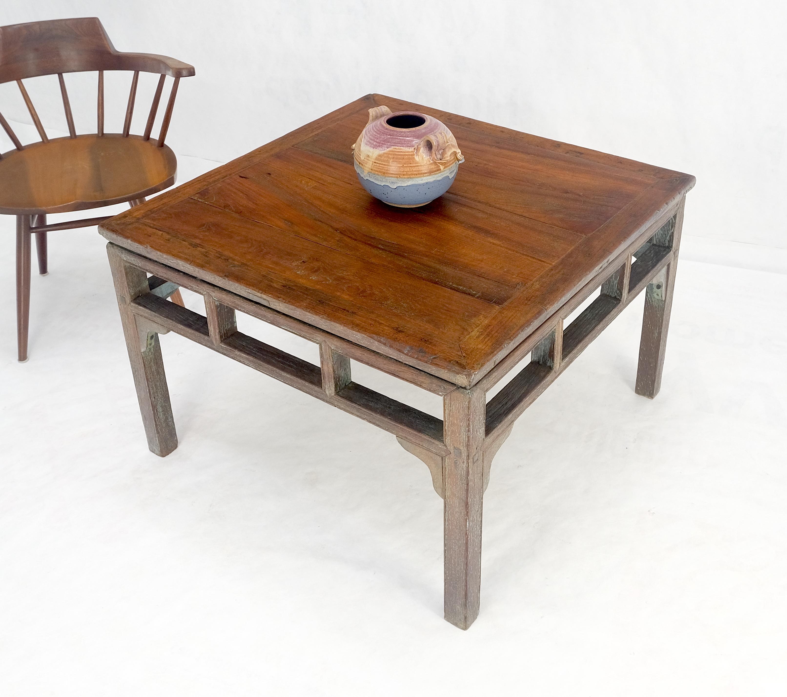 XIXe siècle Lampe à café d'appoint en teck massif chinois du 19ème siècle Table d'appoint carrée Patina en vente