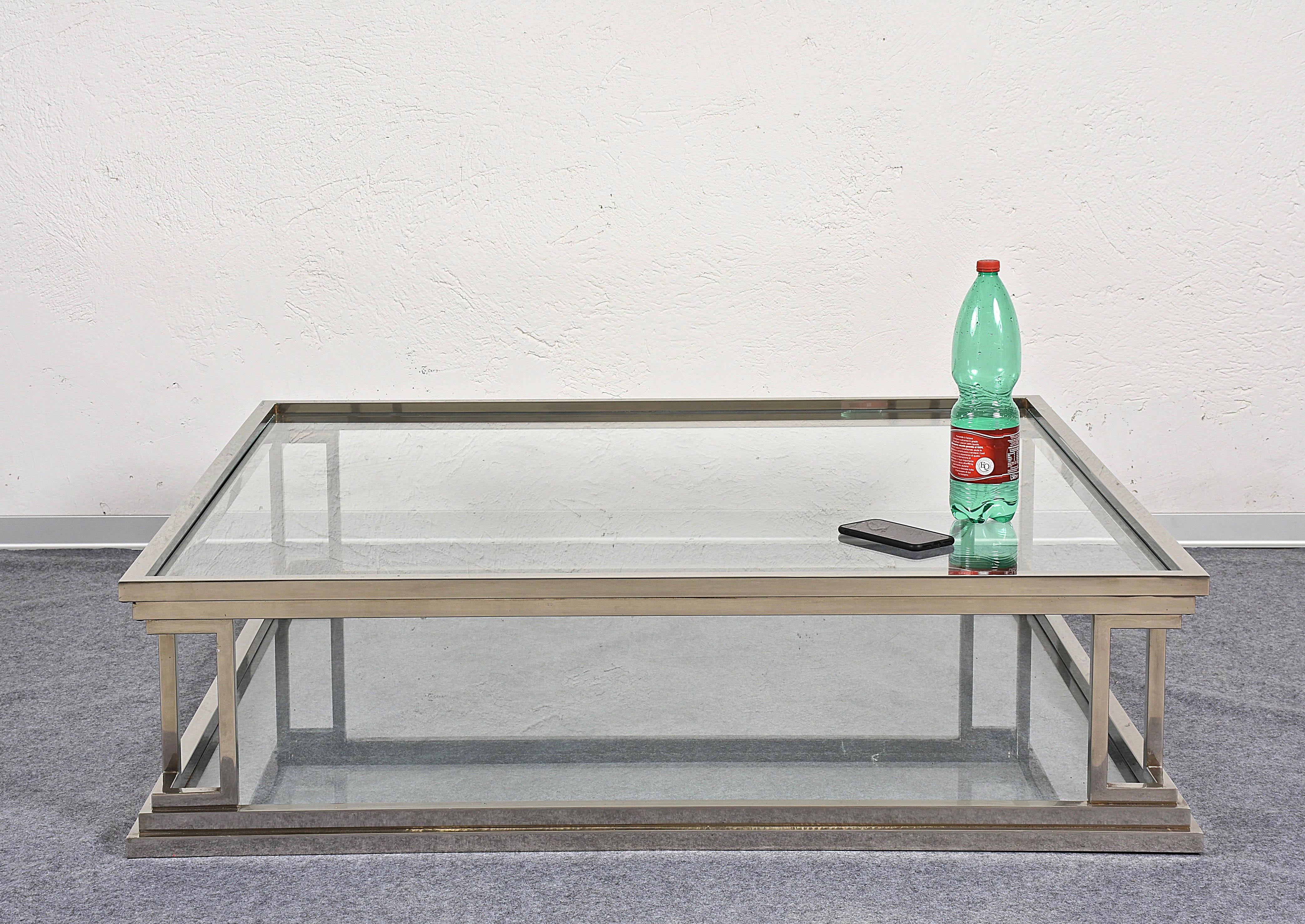 Elegant and large-sized coffee table.
Made of steel and with two heavy glass tops.
Attributable to Romeo Rega
It measures 125 x 125 x 33 cm in height.