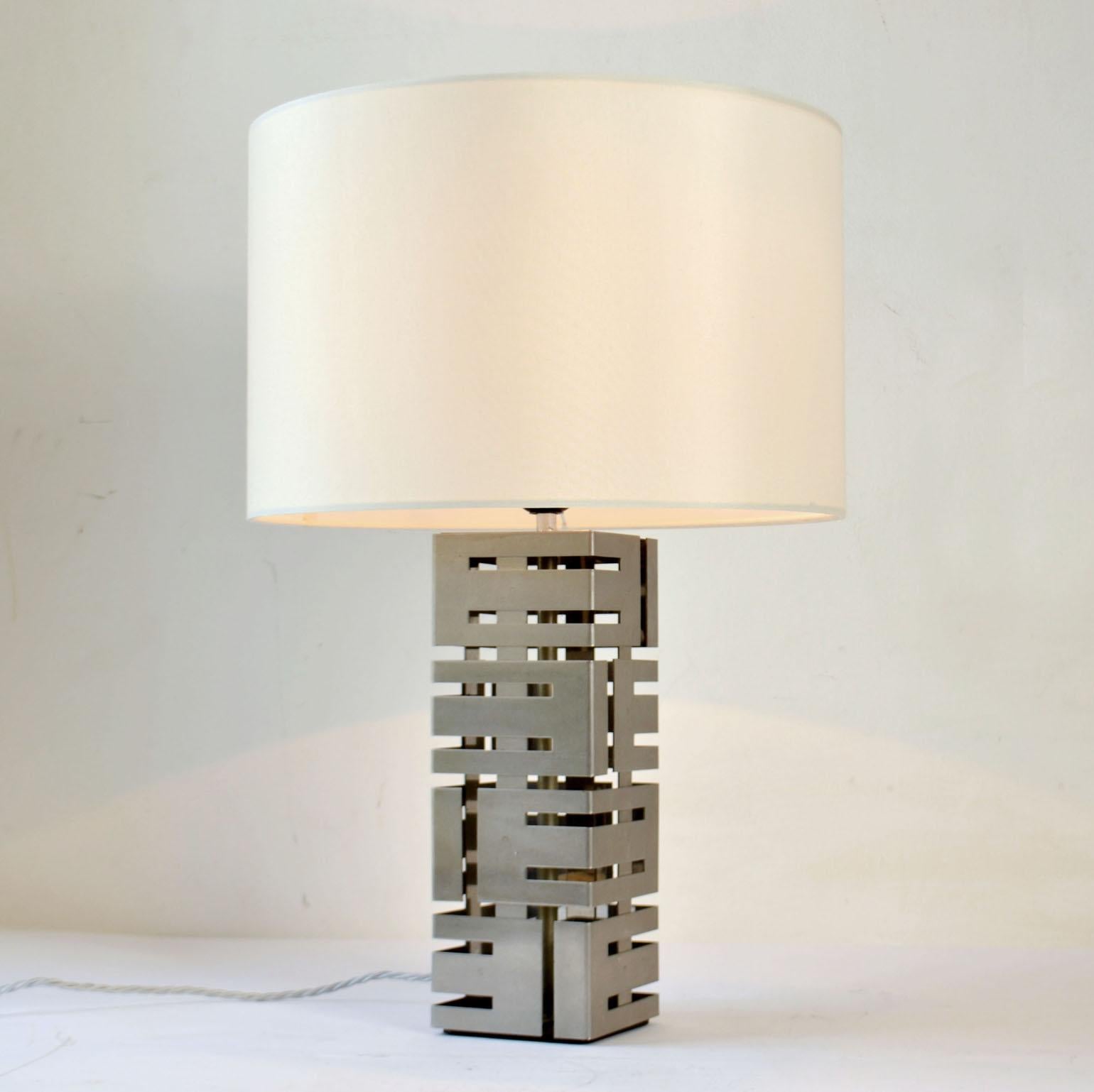 Lámpara cuadrada de acero inoxidable cepillado con un diseño recortado de paneles de acero inoxidable de Laurel lamp Mfg. Company Inc., una empresa de iluminación de Newark, EE.UU., fundada en 1941-1981 por Max y Harold Weiss. Esta empresa de