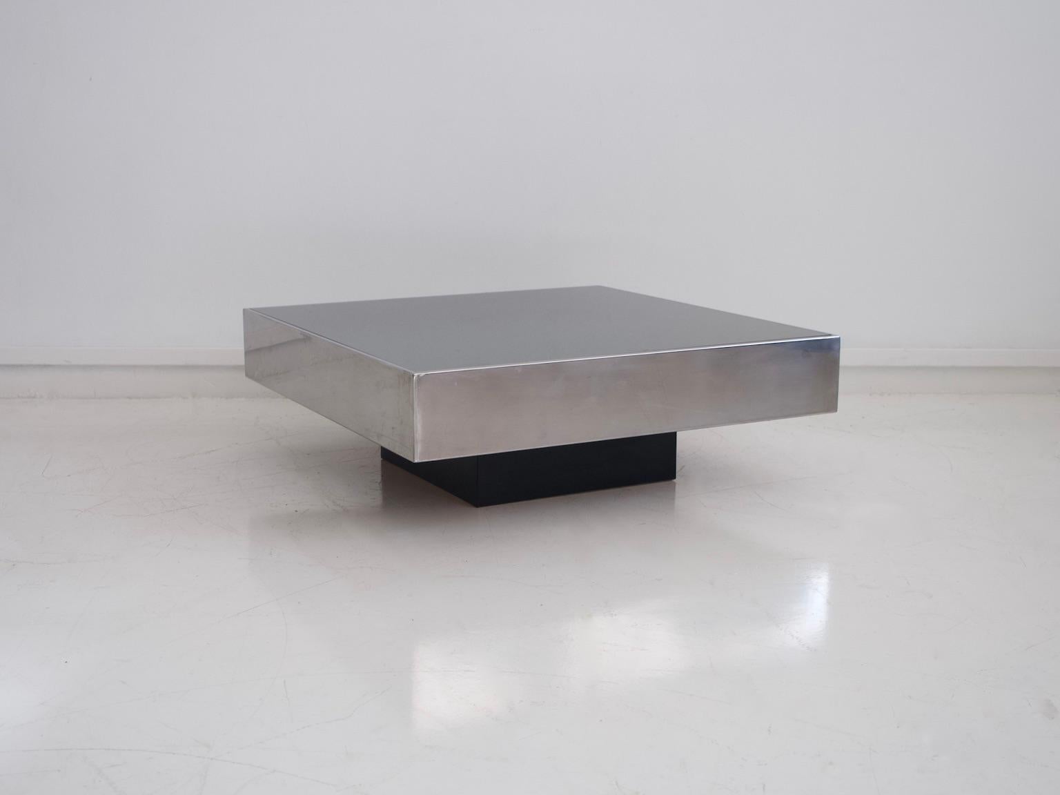 Low coffee or end table designed by Willy Rizzo and produced by Cidue, Italy in the 1970s. The frame is made of brushed steel and features a dark grey mirrored glass top.