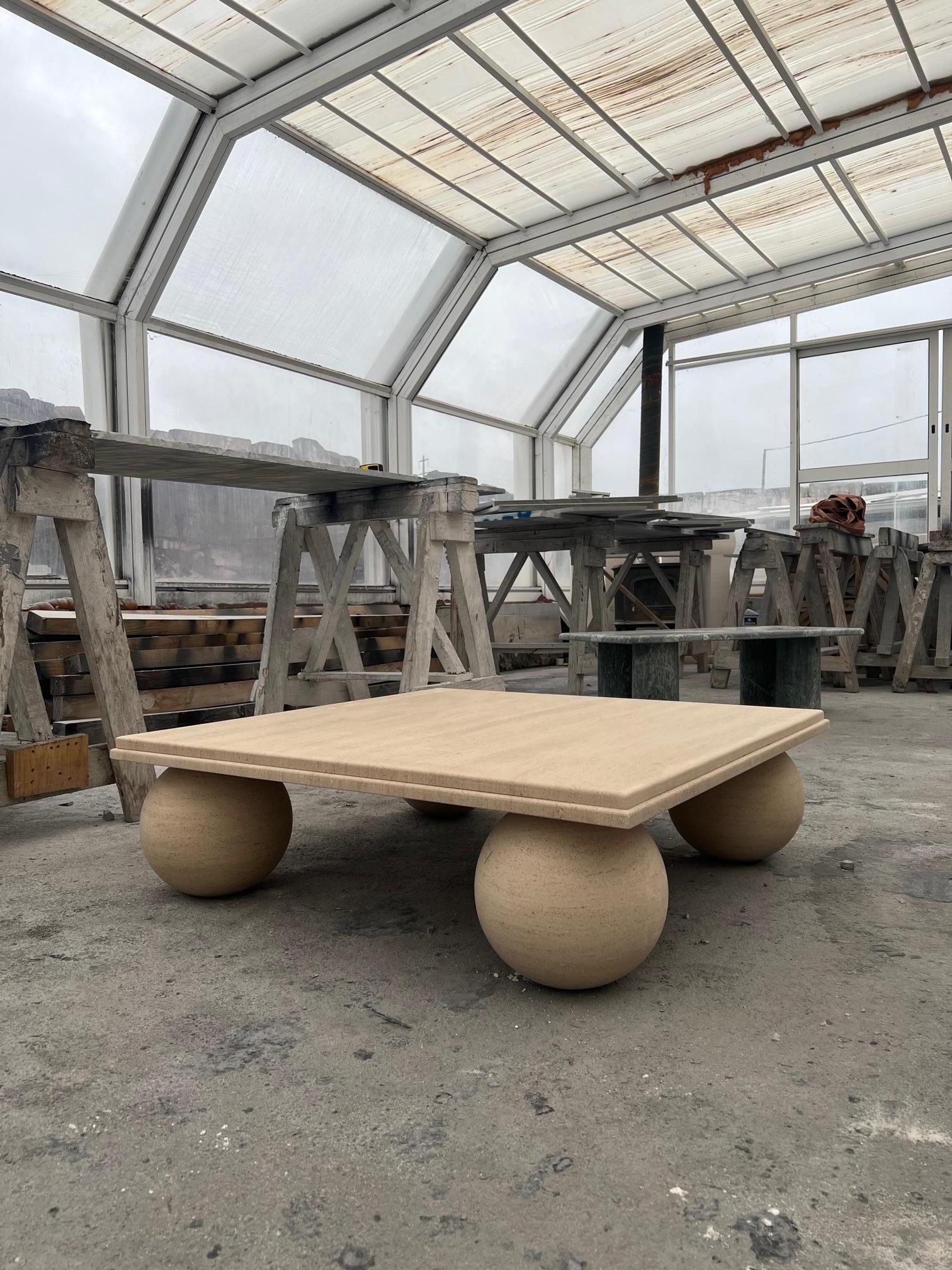 XXIe siècle et contemporain Table basse carrée en pierre avec base en sphère de boule en travertin portugais crème en vente