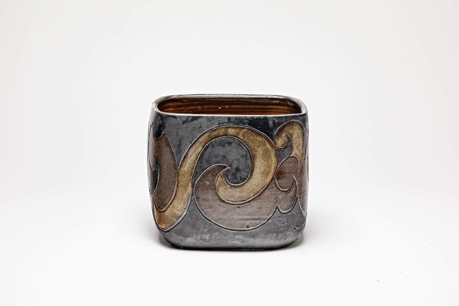 Pot carré en grès à décor abstrait par Georges Martin.
Monogramme de l'artiste sous la base. Circa 1970-1980.
H : 8.5 x 8.3' x 7.3' pouces.