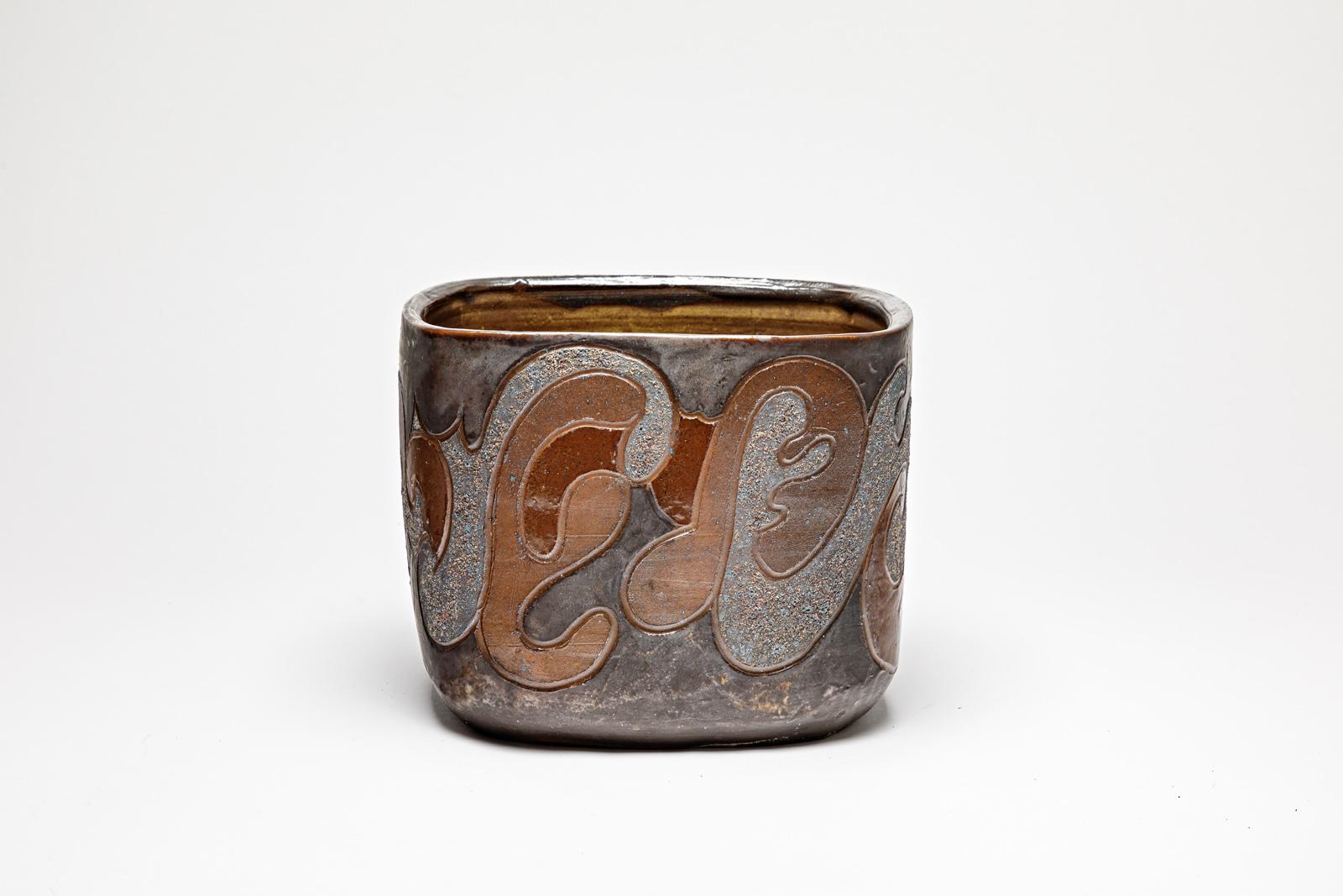 Pot carré en grès à décor abstrait par Georges Martin.
Monogramme de l'artiste sous la base. Circa 1970-1980.
H : 9.2' x 9' x 7.5' pouces.
