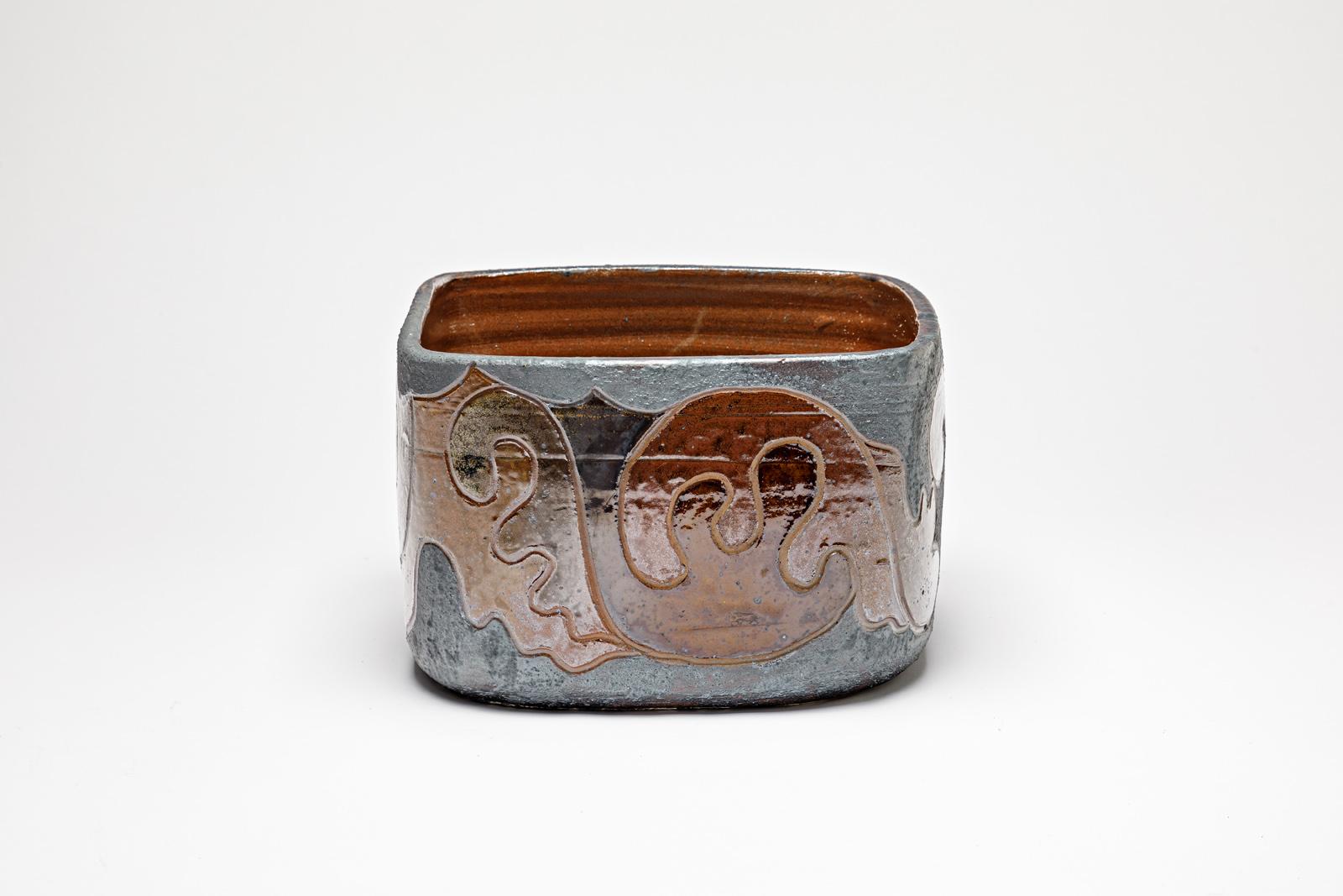 Pot carré en grès à décor abstrait par Georges Martin.
Monogramme de l'artiste sous la base. Circa 1970-1980.
Pièce unique.
