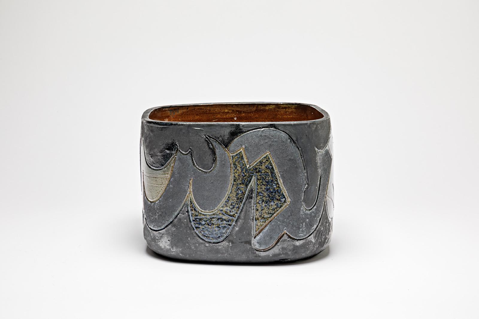 Pot carré en grès à décor abstrait par Georges Martin.
Monogramme de l'artiste sous la base. Circa 1970-1980.
Pièce unique.