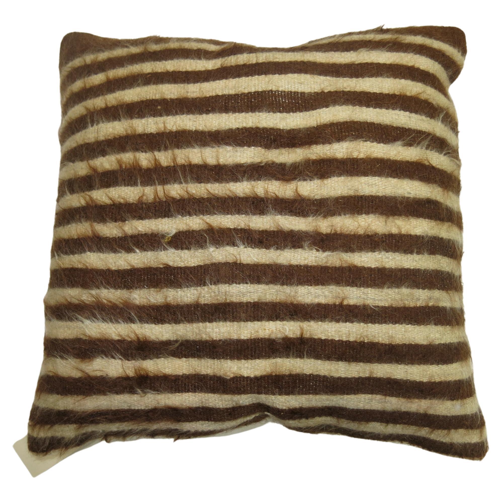 A square size pillow made from a Turkish Mohair rug.

19'' x 19''.

