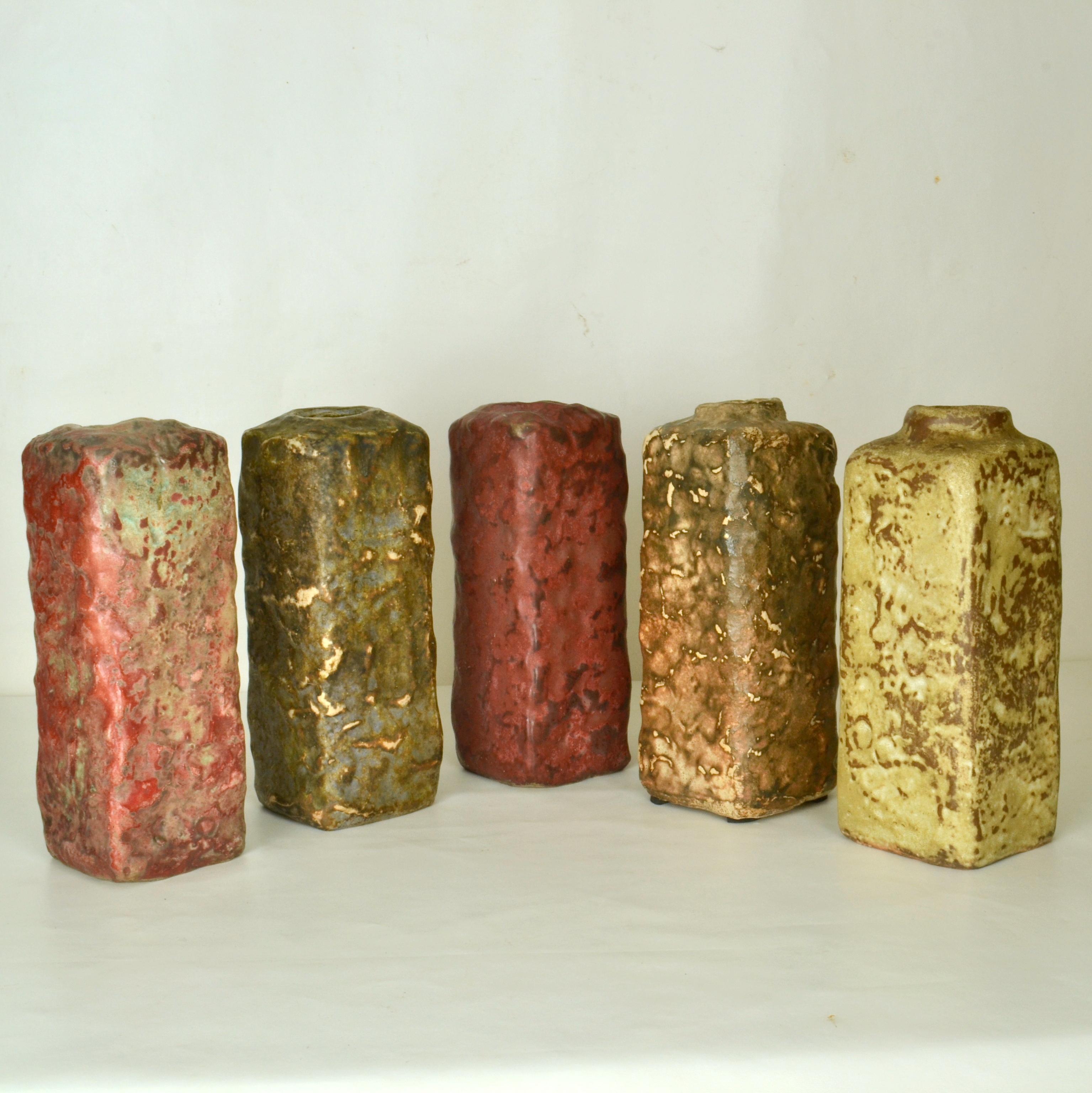 Quadratische Studio-Keramik-Vasen in natürlichen Erdtönen (Niederländisch) im Angebot