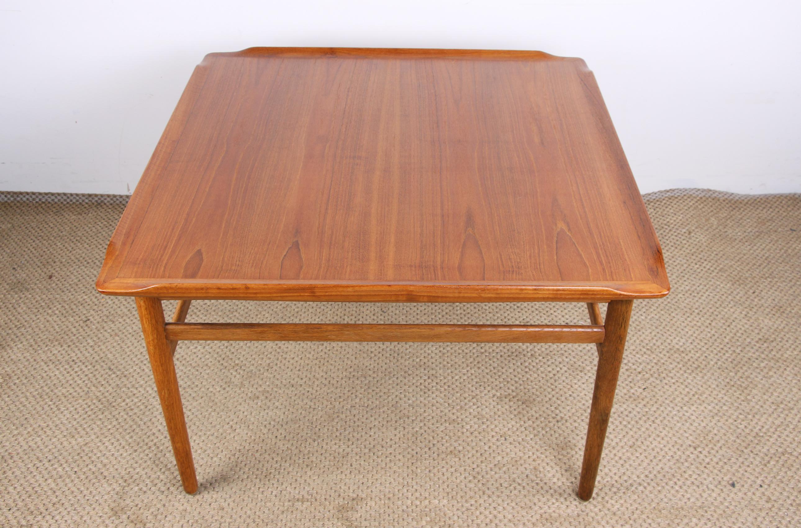 Pretty Scandinavian coffee table. Very elegant tray with its inclined edges. Fully restored furniture of very beautiful workmanship.
