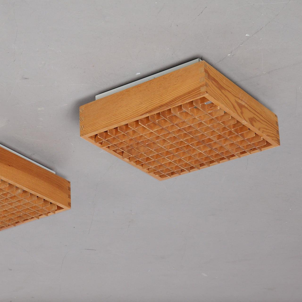 Plafonnier carré suédois de style moderne du milieu du siècle, fabriqué par un ébéniste suédois dans les années 1970. Fabriquée en pin, en métal laqué blanc et dotée d'une grille en bois amovible.

Dimensions :
Hauteur : 12 cm
Largeur : 35