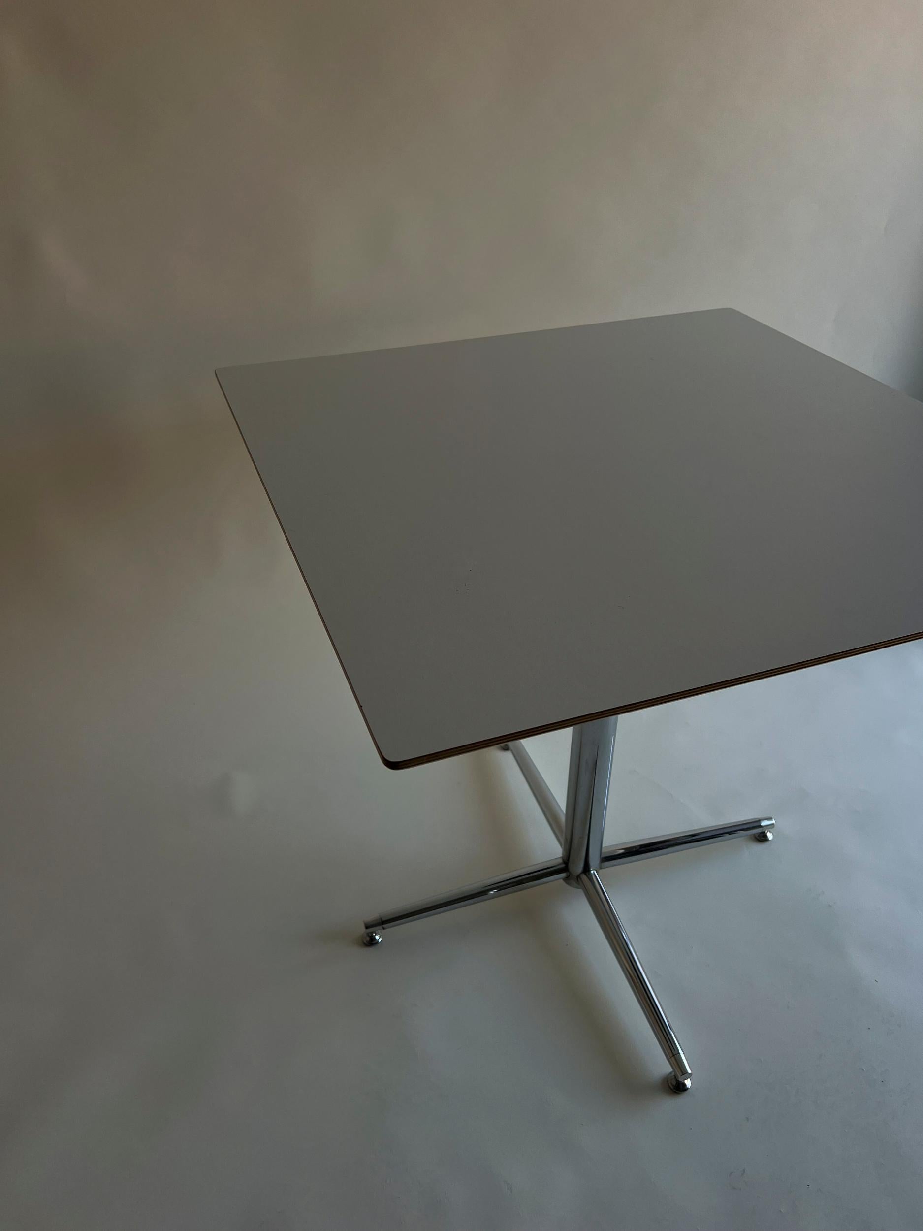 Nicht markiert, aber möglicherweise Artifort durch das Aussehen der robusten Tischplatte. Ein sehr solider und stabiler Tisch, perfekt für kleine Räume.
