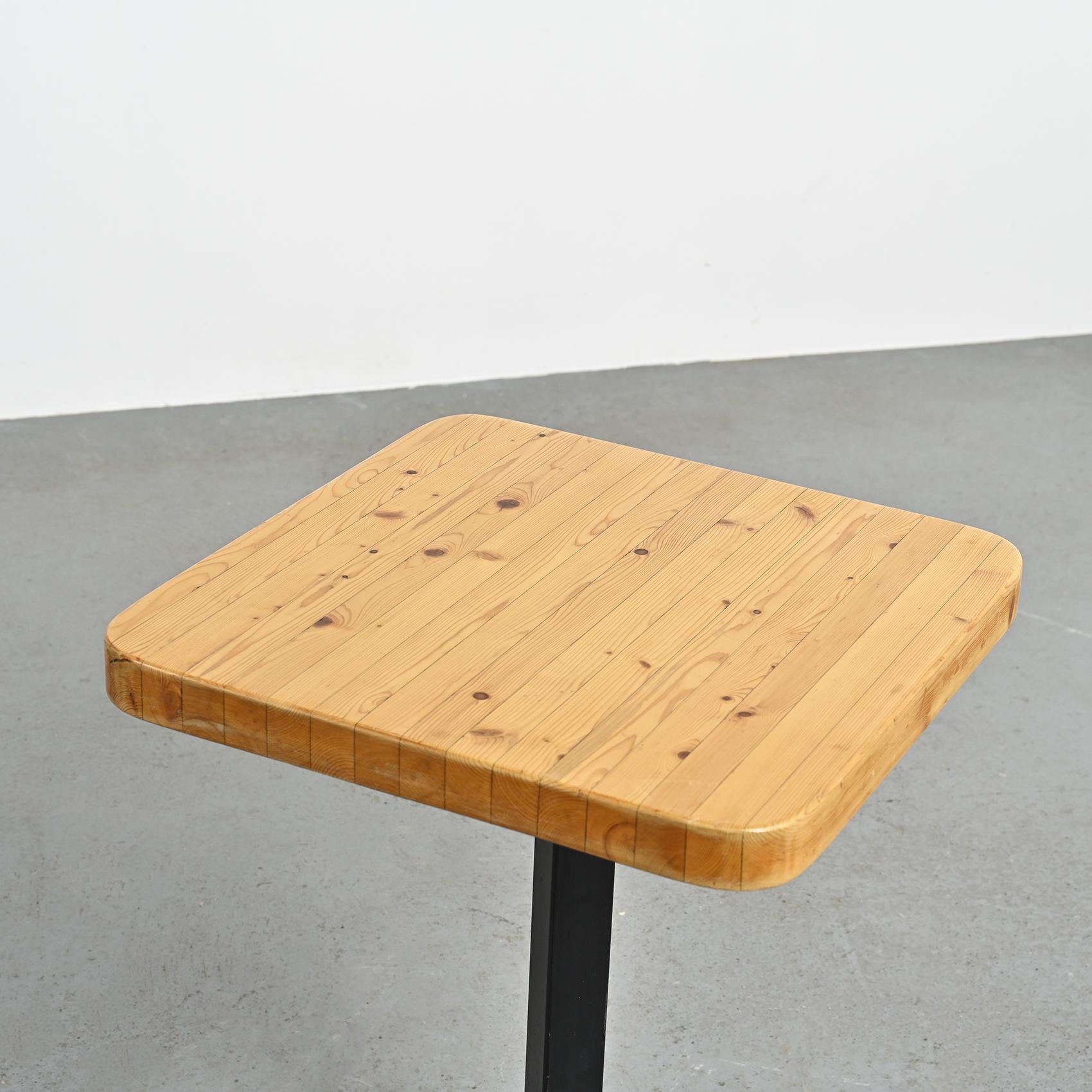 Table carrée par Charlotte Perriand circa 1975 en vente 3