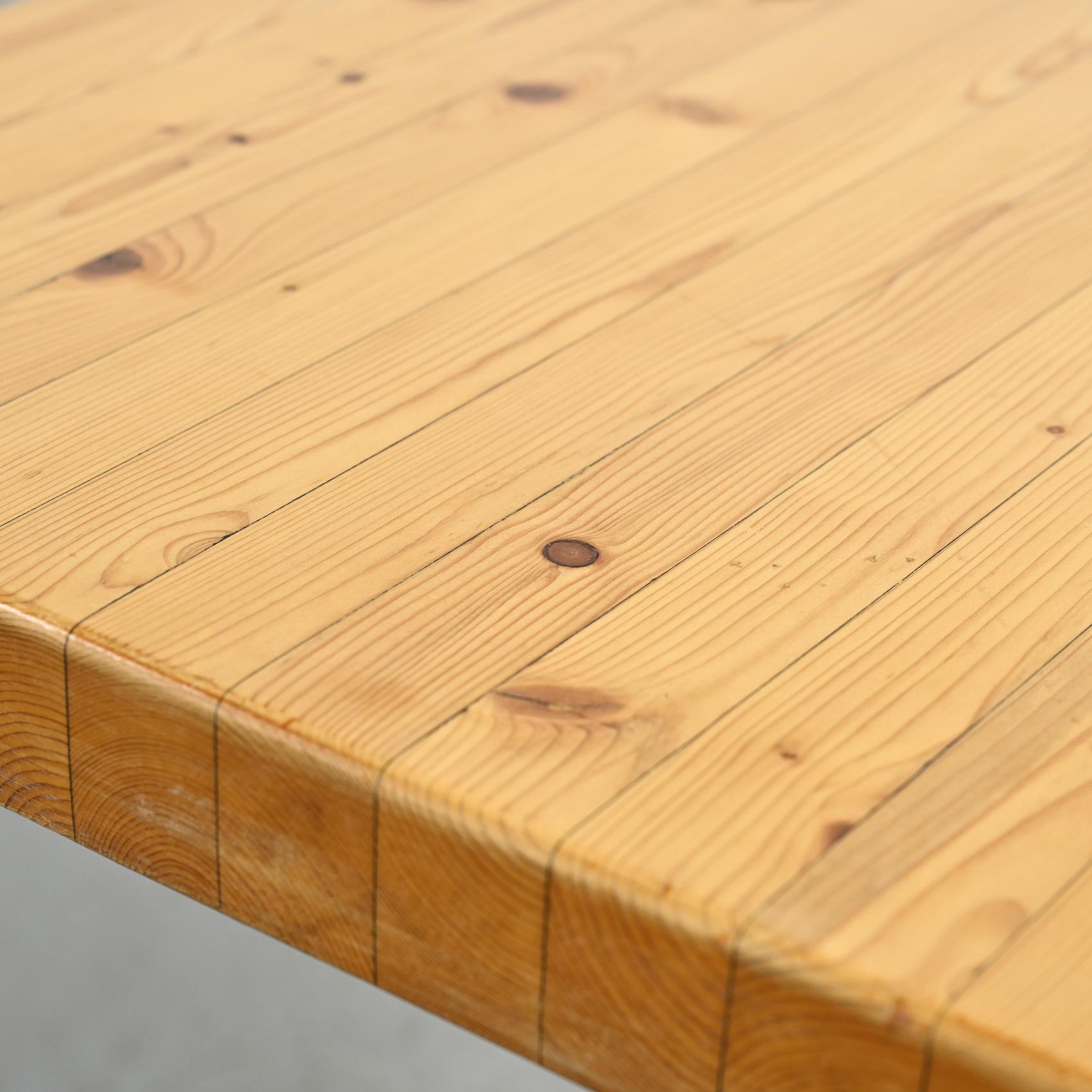 Table carrée par Charlotte Perriand circa 1975 en vente 5
