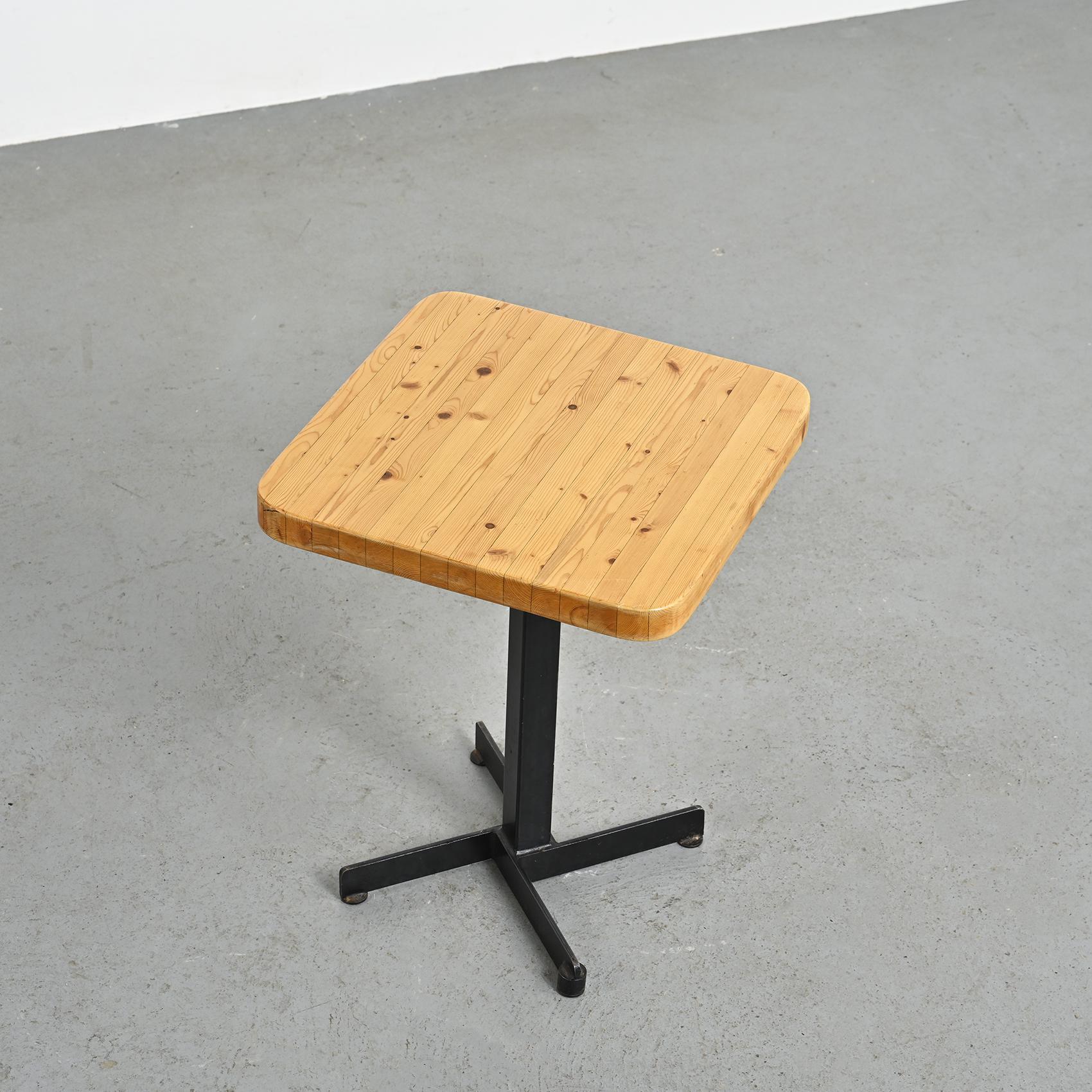 Table carrée imaginée par Charlotte Perriand, datant des années 1970.

Cette pièce a été conçue pour orner la résidence de l'Aiguille Rouge, située aux Arcs 2000. Son plateau rectangulaire en pin massif stratifié confère à cette table une robustesse