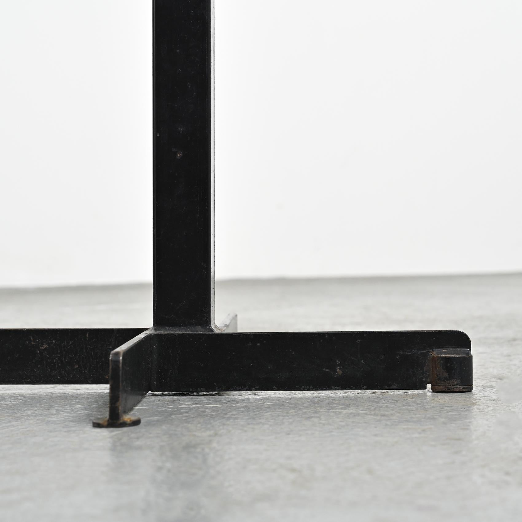 Français Table carrée par Charlotte Perriand circa 1975 en vente