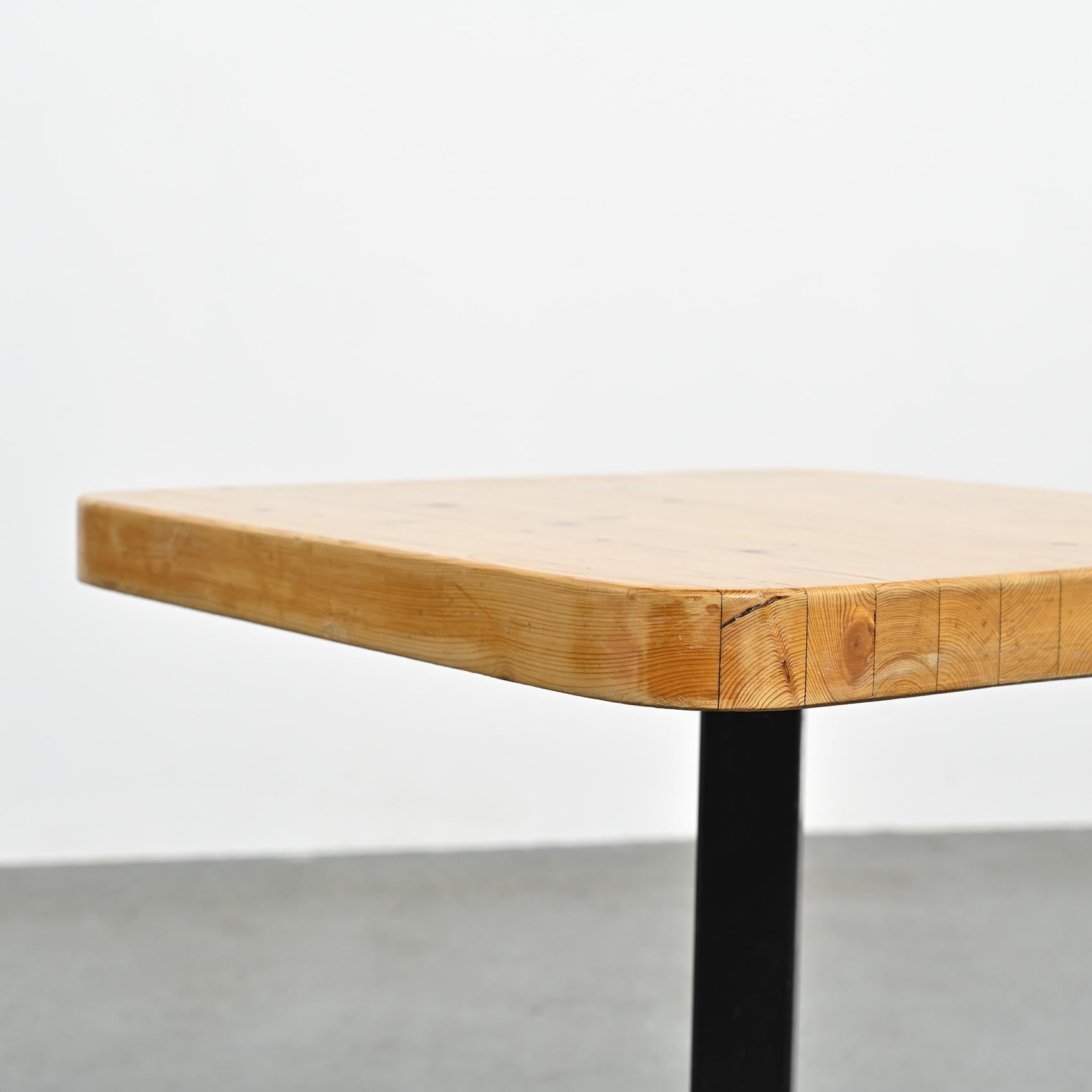 Table carrée par Charlotte Perriand circa 1975 État moyen - En vente à VILLEURBANNE, FR