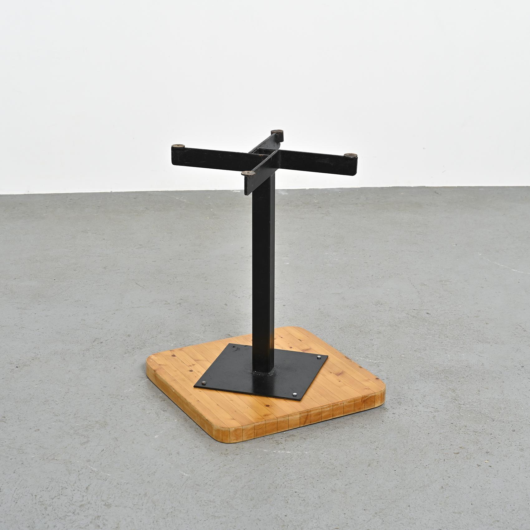 20ième siècle Table carrée par Charlotte Perriand circa 1975 en vente