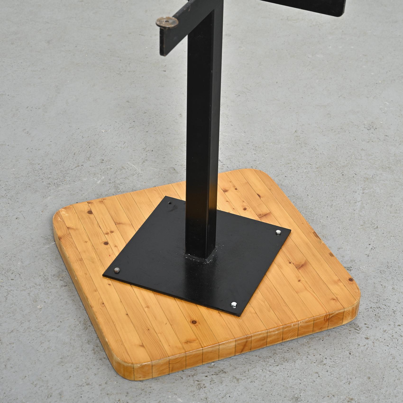Métal Table carrée par Charlotte Perriand circa 1975 en vente
