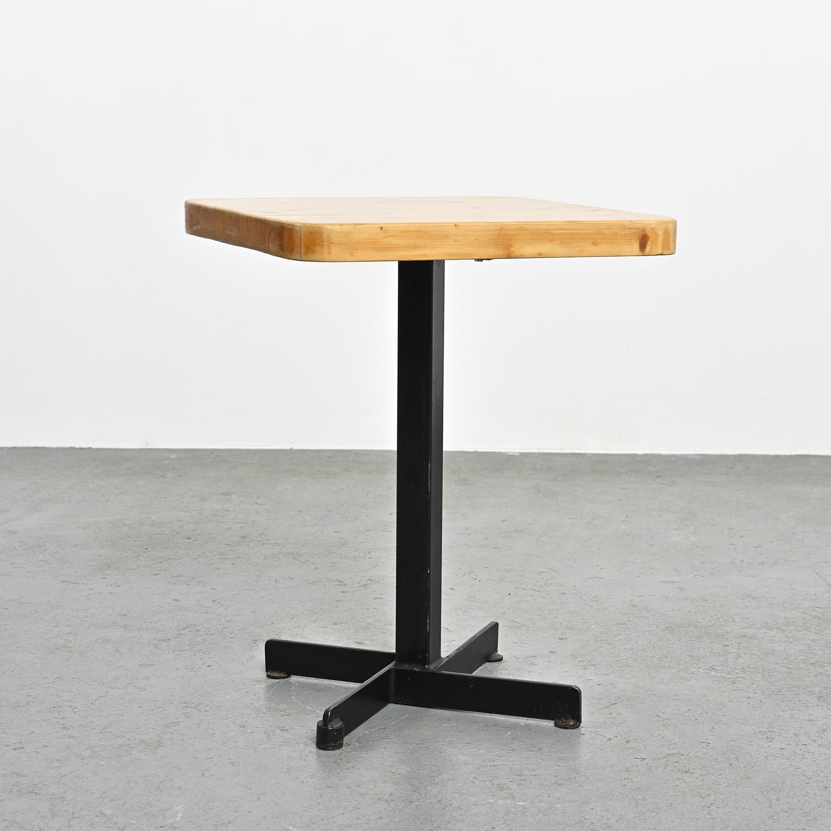 Table carrée par Charlotte Perriand circa 1975 en vente 1