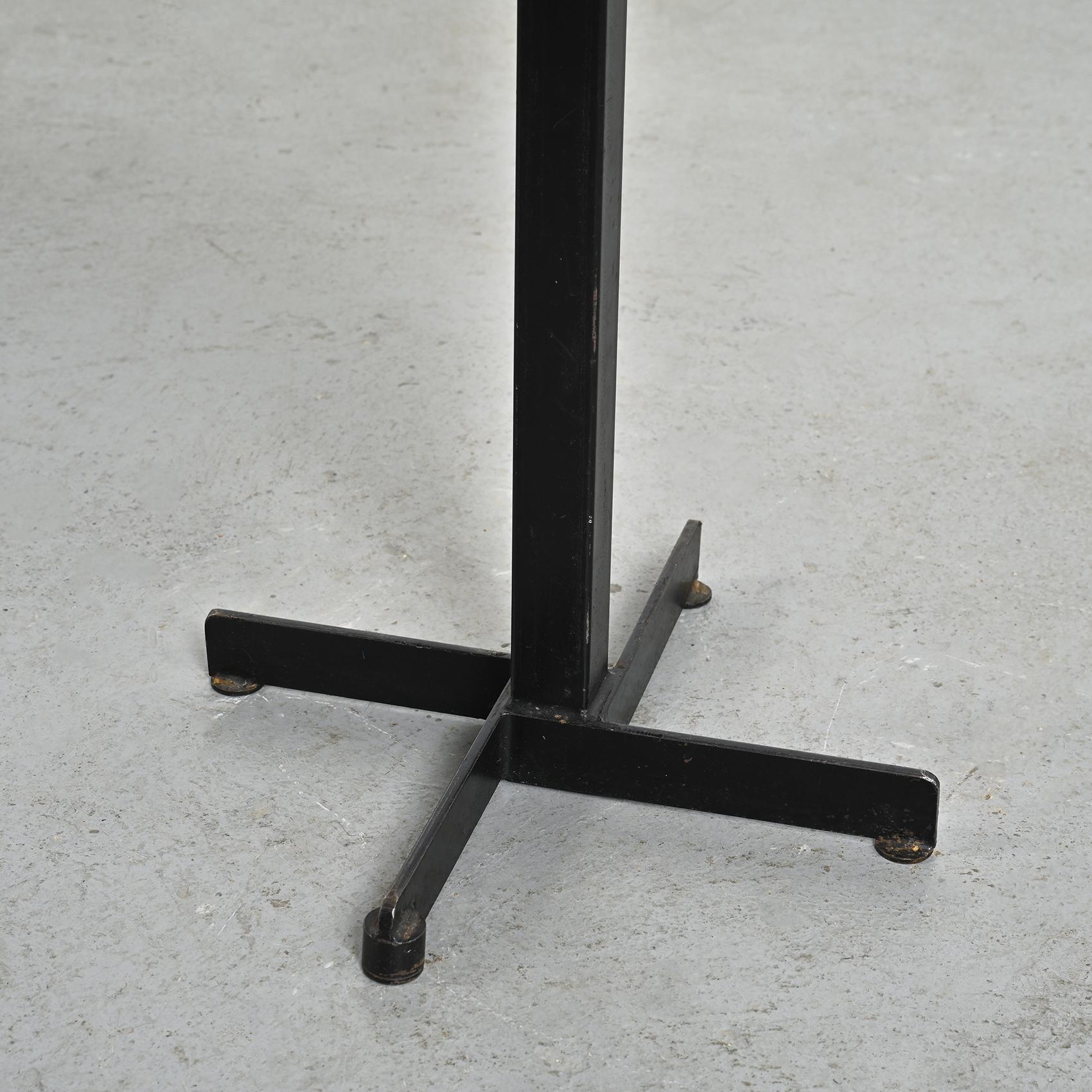 Table carrée par Charlotte Perriand circa 1975 en vente 2