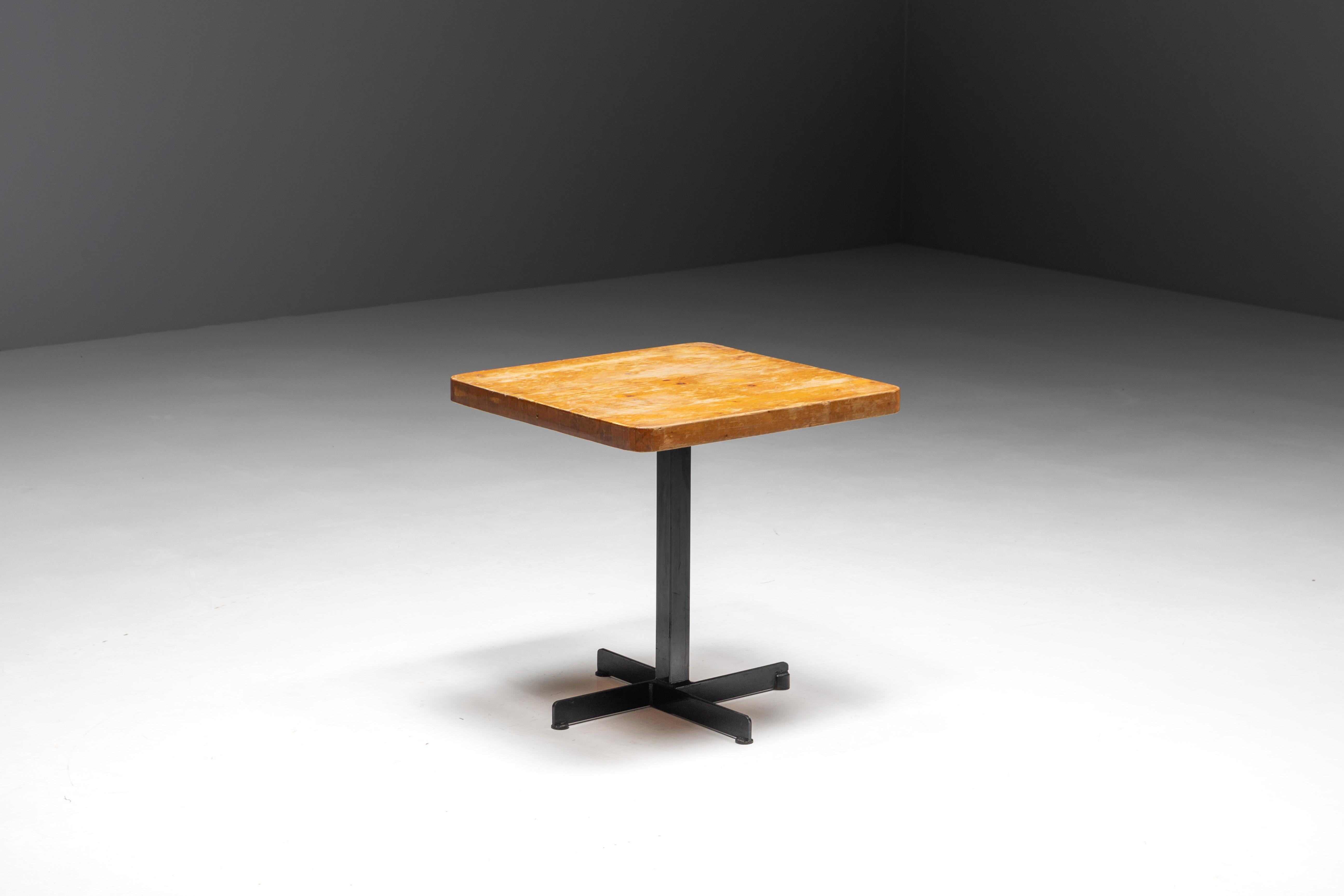 Français Table carrée de Charlotte Perriand pour « Les Arcs », France, années 1960 en vente