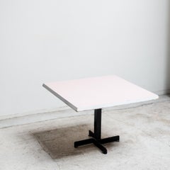 Table carrée au ton rose tendre pour Les Arcs par Charlotte Perriand, France
