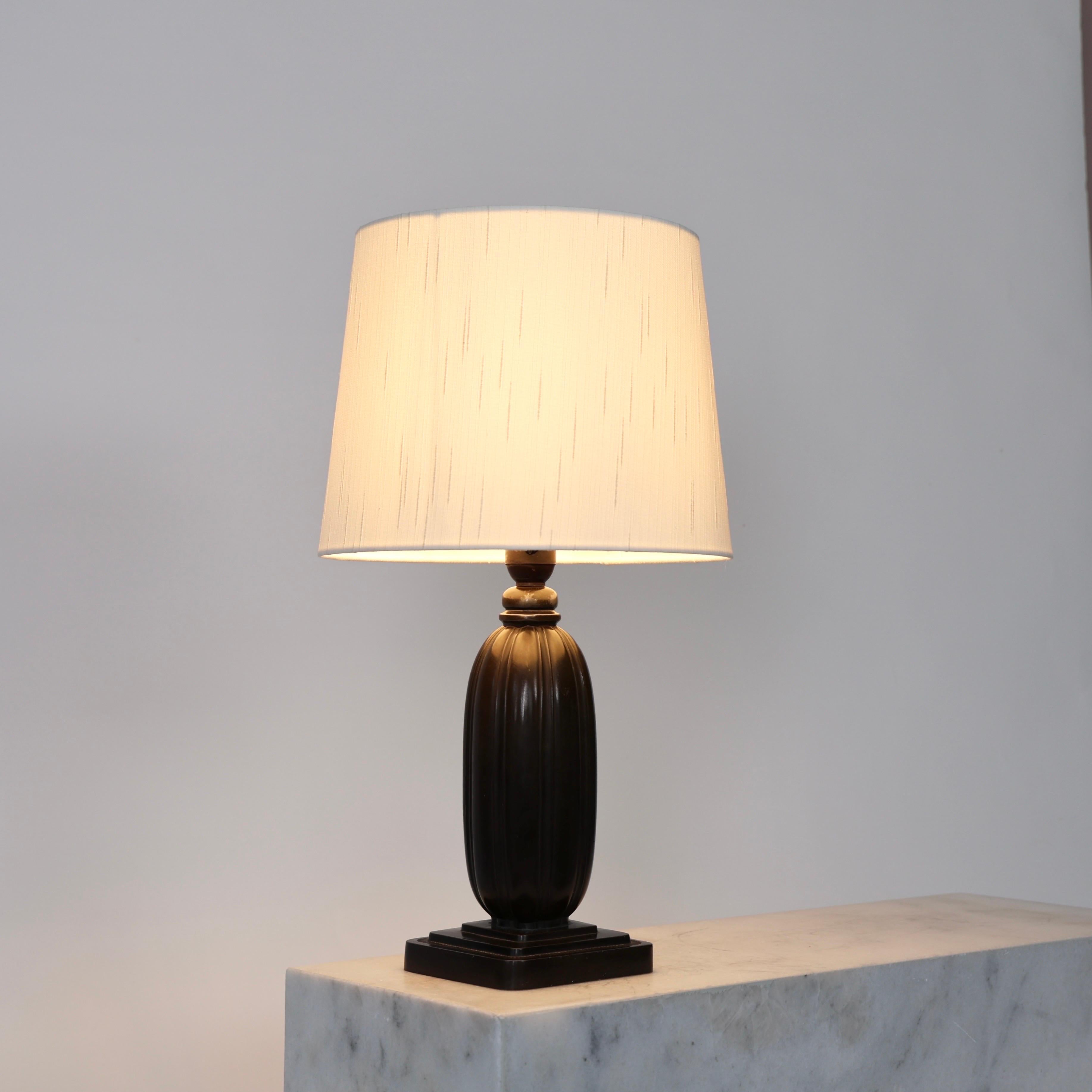 Quadratische Tischlampe von Just Andersen, 1930er Jahre, Dänemark (Mitte des 20. Jahrhunderts) im Angebot