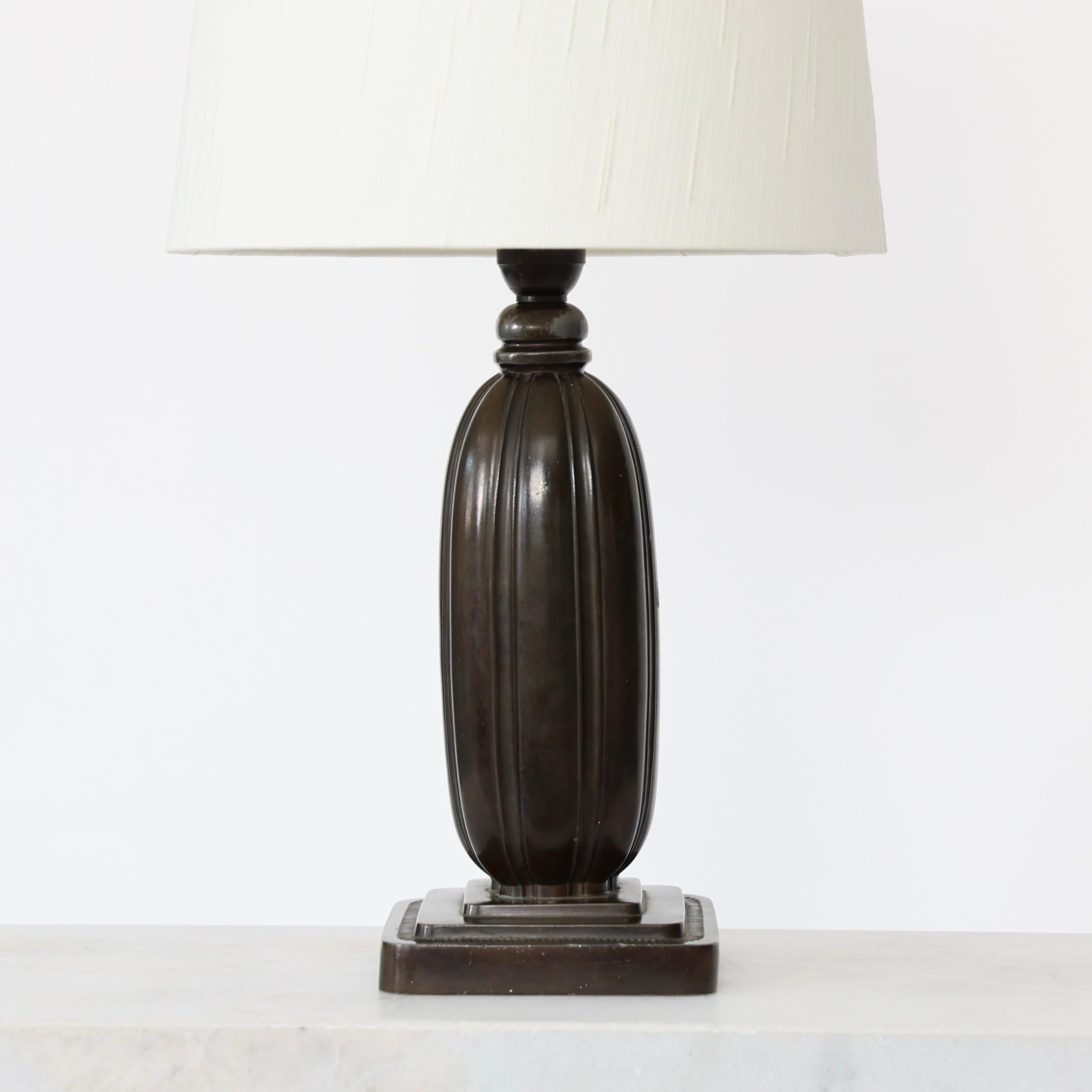 Quadratische Tischlampe von Just Andersen, 1930er Jahre, Dänemark (Metall) im Angebot