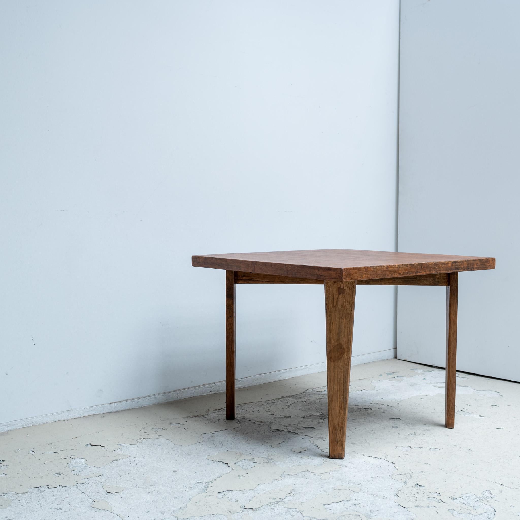 Pierre Jeanneret était un architecte et designer suisse de renom, surtout connu pour son étroite collaboration avec son cousin, Le Corbusier, dans le développement de l'architecture moderne et du design de mobilier. Jeanneret a joué un rôle