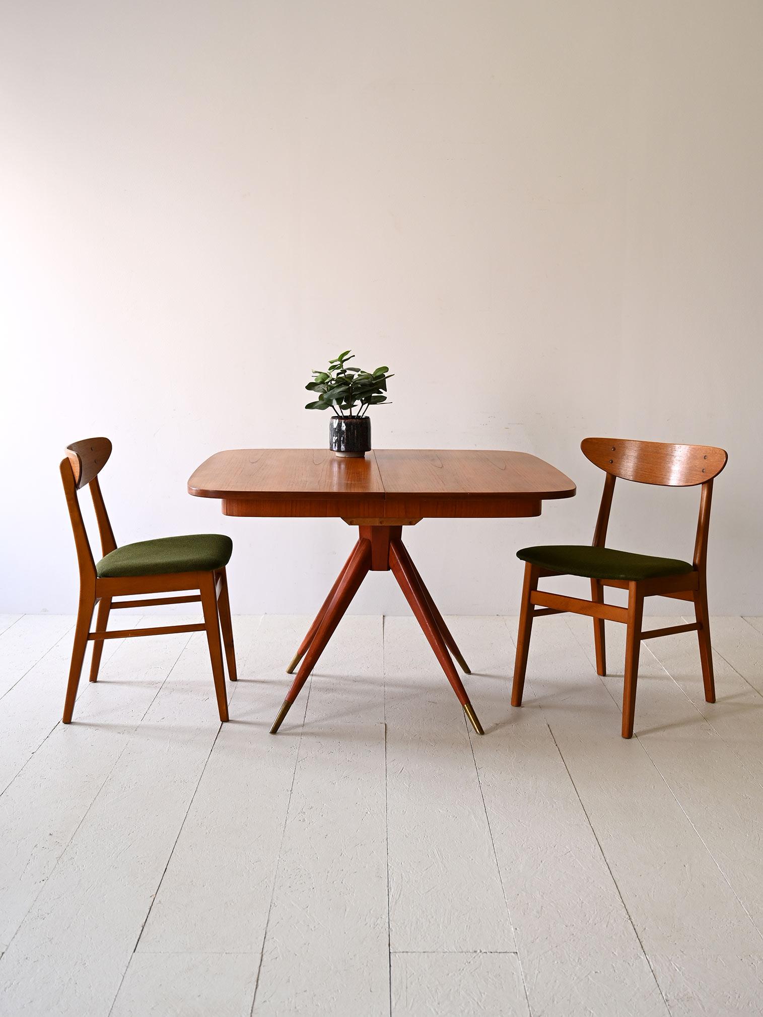 Danish round dining table from the 1950s.

Its long, slender, tapered legs add a distinctive touch to the décor, while the markedly grain teak top adds a touch of elegance. It combines aesthetics and functionality, offering the option of extending